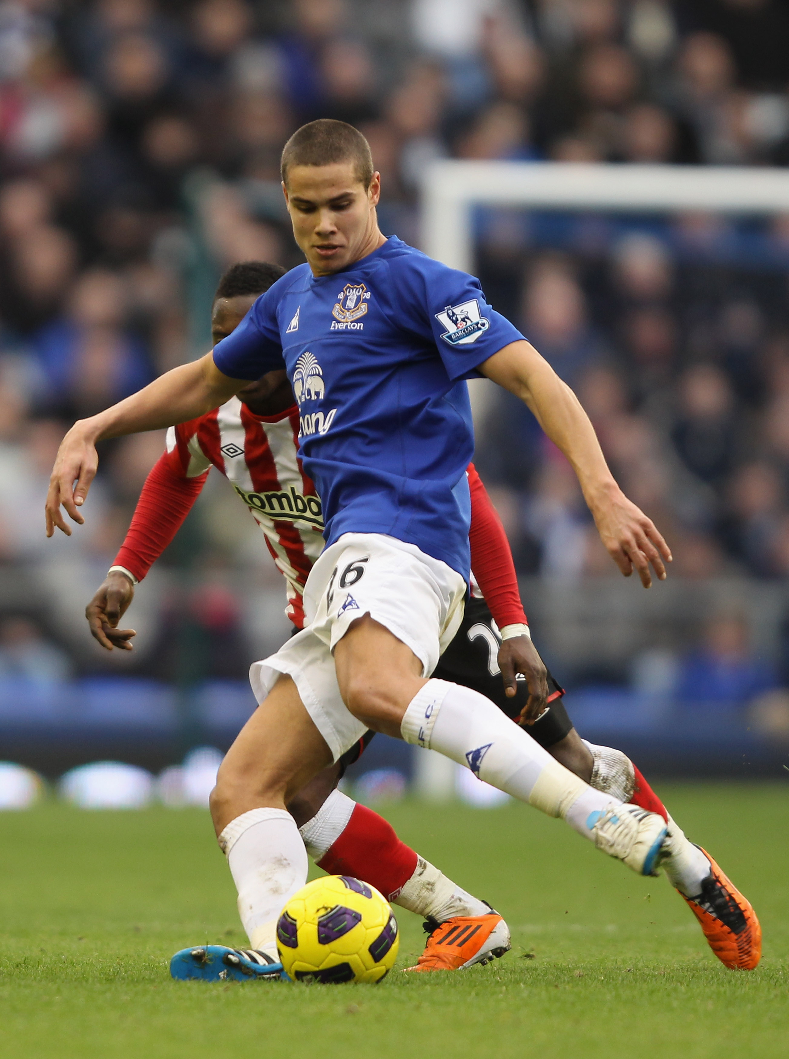LIVERPOOL, ENGLAND - FEBRUARY 26:  Jack Rodwell of Everton shields the ball from Stephane Sessegnon of Sunderland during the Barclays Premier League match between Everton  and Sunderland at Goodison Park on February 26, 2011 in Liverpool, England.  (Photo