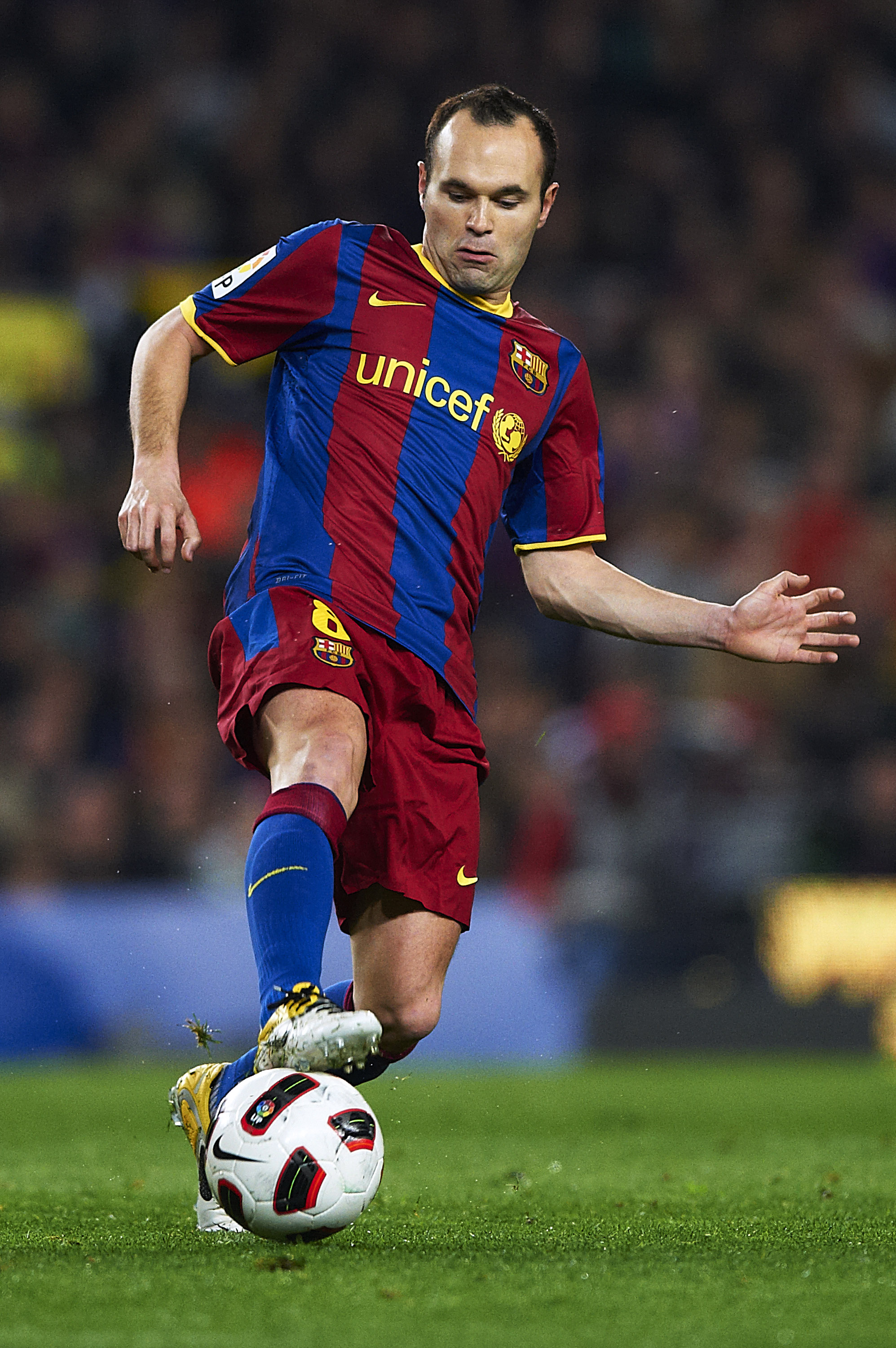 BARCELONA, SPAIN - MARCH 19:  Andres Iniesta of Barcelona controls the ball during the La Liga match between Barcelona and Getafe at Camp Nou on March 19, 2011 in Barcelona, Spain.  (Photo by Manuel Queimadelos Alonso/Getty Images)