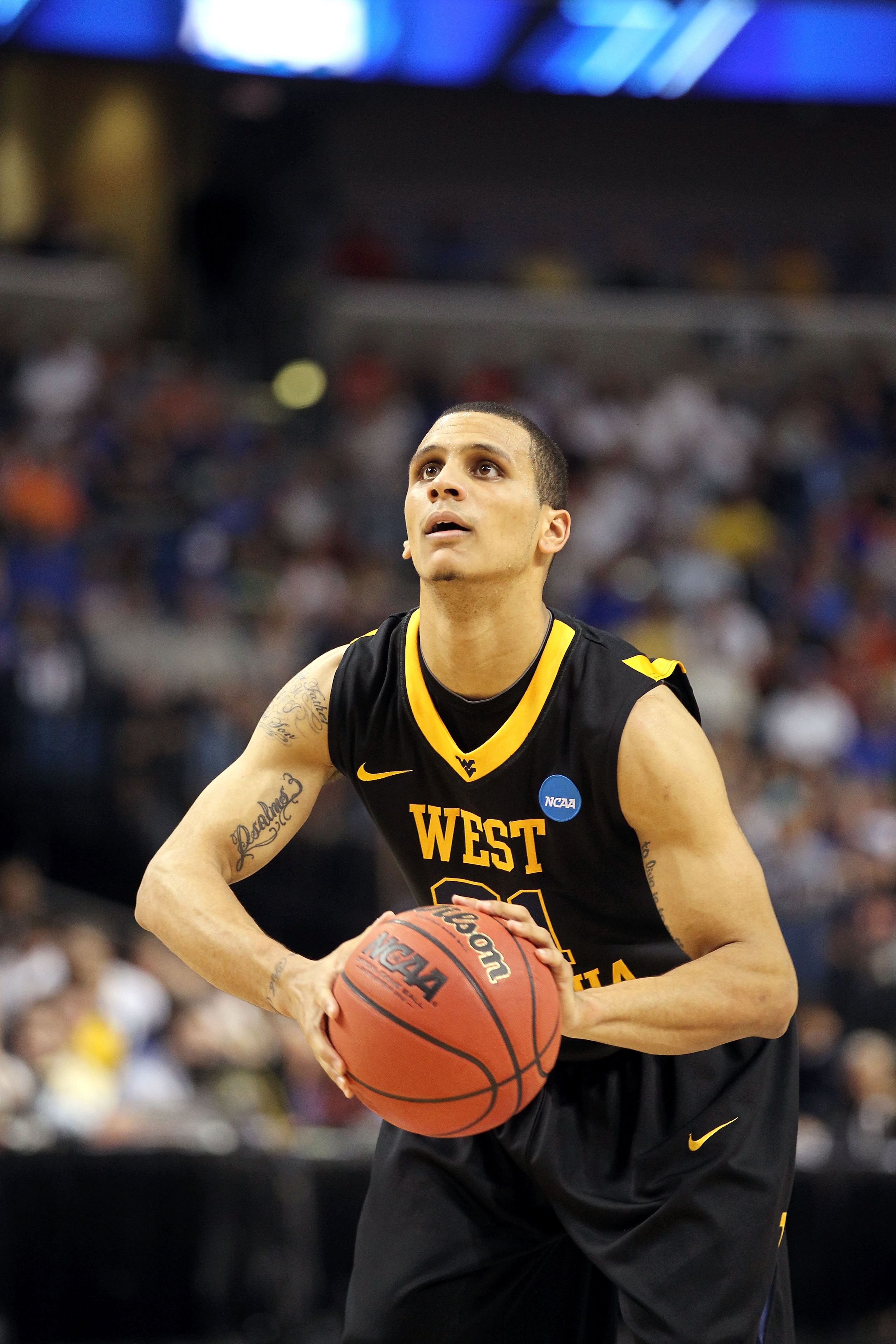 TAMPA, FL - MARCH 19:  Joe Mazzulla #21 of the West Virginia Mountaineers gets set to shoot a free throw attempt against the Kentucky Wildcats during the third round of the 2011 NCAA men's basketball tournament at St. Pete Times Forum on March 19, 2011 in
