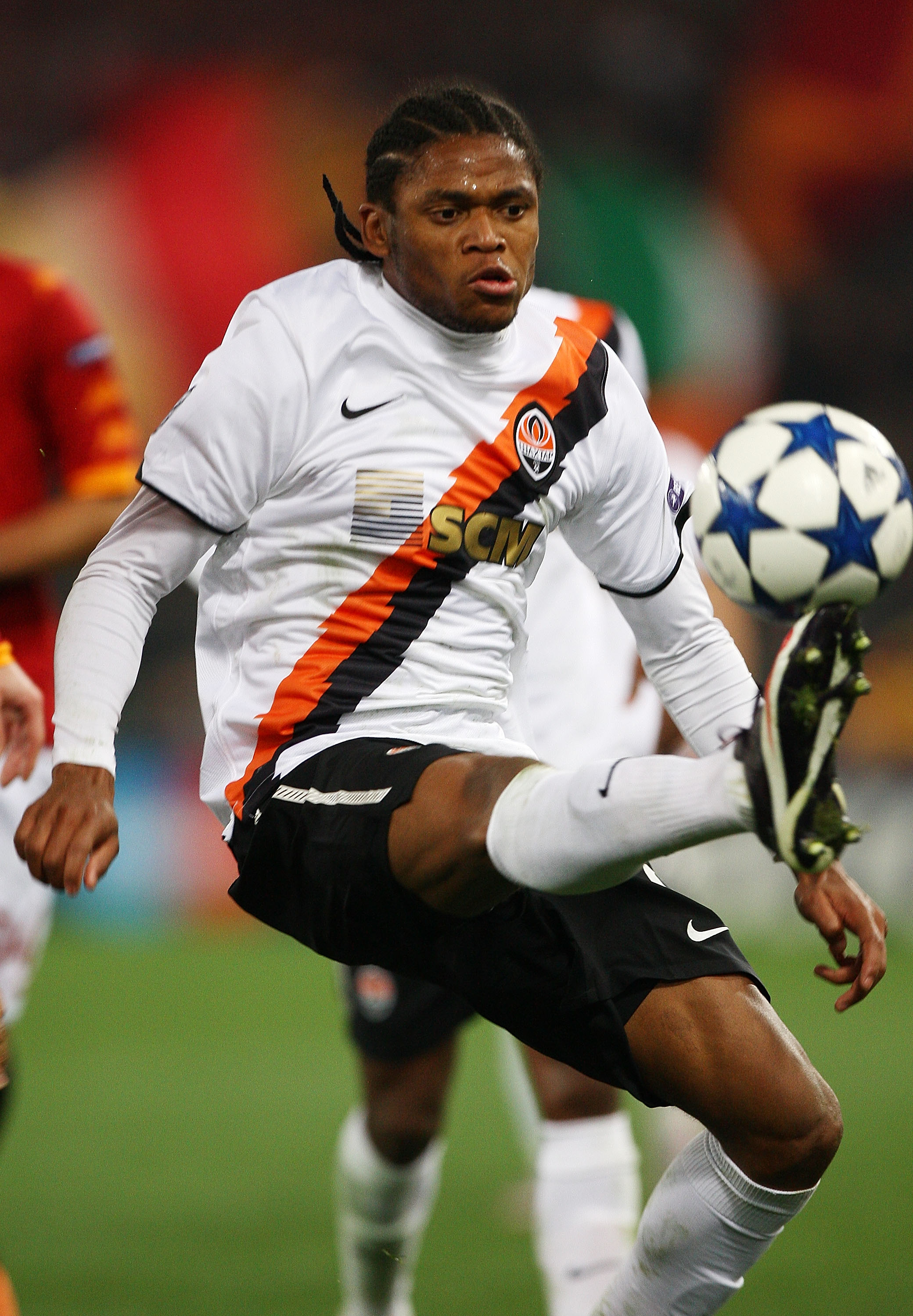 ROME, ITALY - FEBRUARY 16:  Douglas Costa of Shakhtar Donetsk in action during the UEFA Champions League round of 16 first leg match between AS Roma and Shakhtar Donetsk at Stadio Olimpico on February 16, 2011 in Rome, Italy.  (Photo by Paolo Bruno/Getty