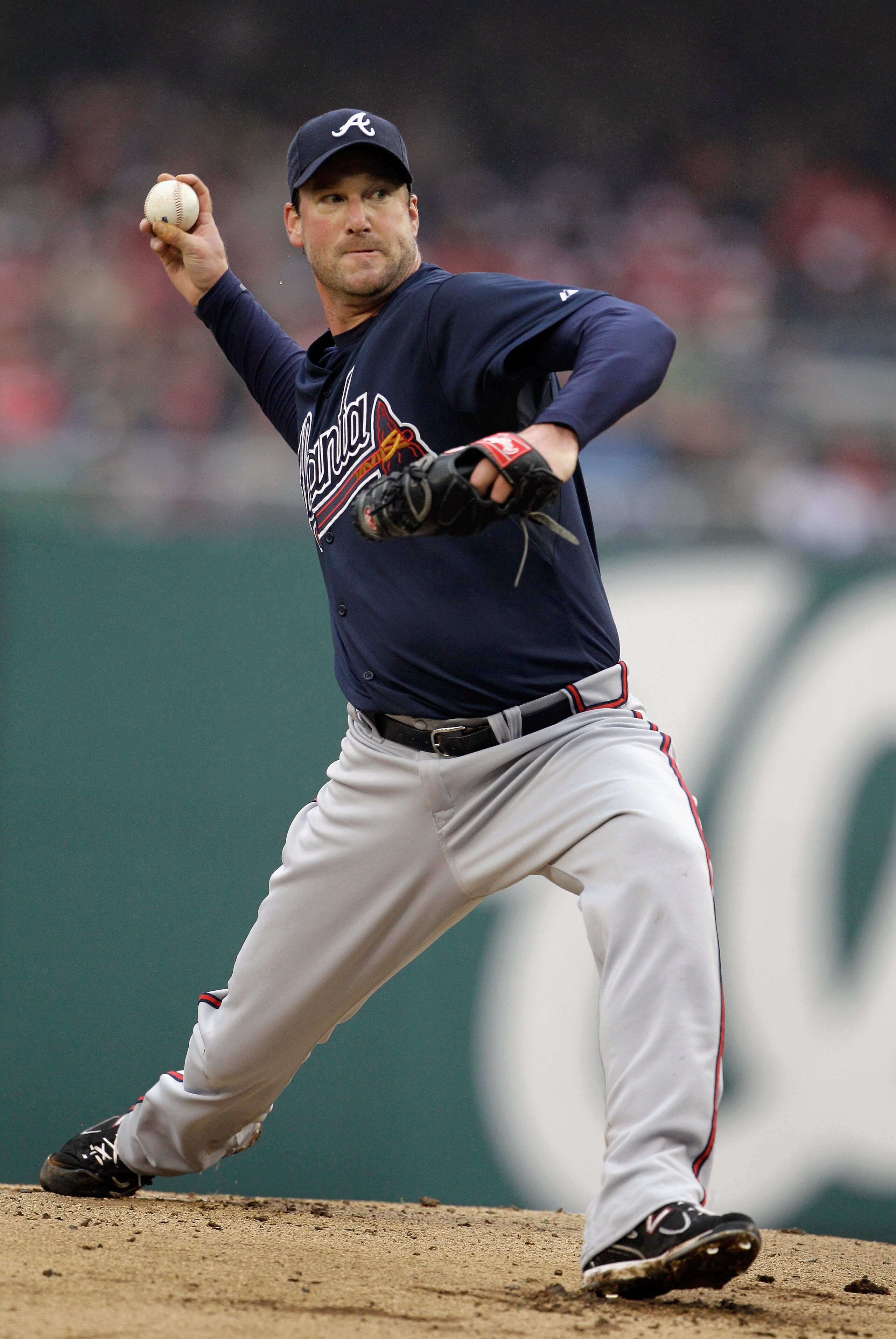 WASHINGTON, DC - MARCH 31:  Starting pitcher Derek Lowe #32 of the Atlanta Braves delivers to a Washington Nationals batter during the third inning at Nationals Park on March 31, 2011 in Washington, DC.  (Photo by Rob Carr/Getty Images)