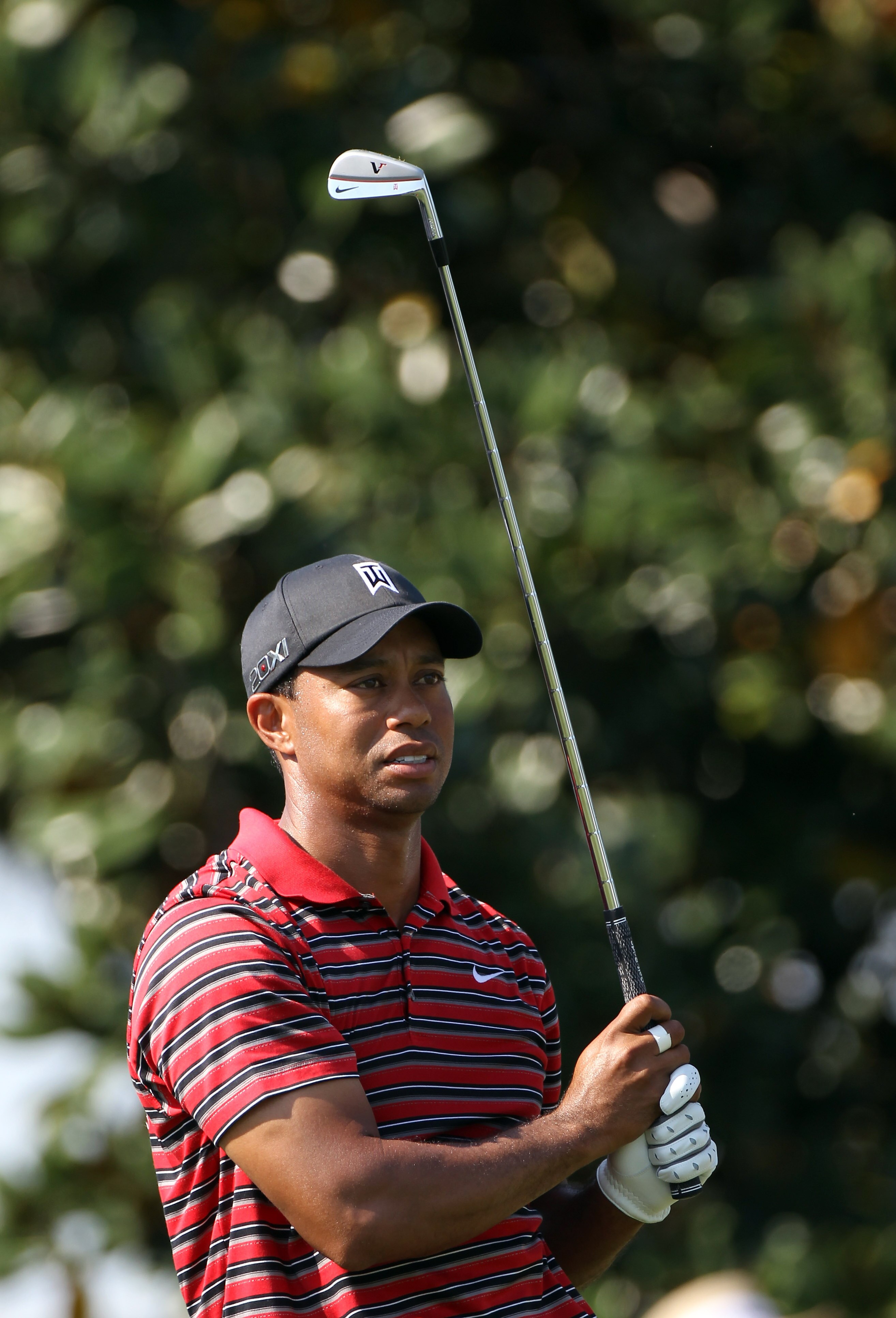 ORLANDO, FL - MARCH 27:  Tiger Woods plays a shot on the 2nd hole during the final round of the Arnold Palmer Invitational presented by MasterCard at the Bay Hill Club and Lodge on March 27, 2011 in Orlando, Florida.  (Photo by Sam Greenwood/Getty Images)