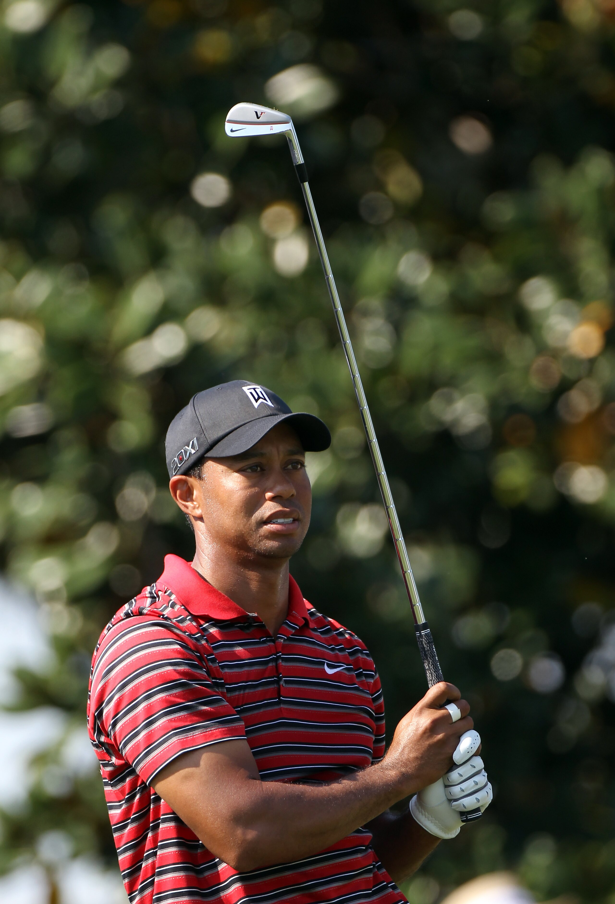 ORLANDO, FL - MARCH 27:  Tiger Woods plays a shot on the 2nd hole during the final round of the Arnold Palmer Invitational presented by MasterCard at the Bay Hill Club and Lodge on March 27, 2011 in Orlando, Florida.  (Photo by Sam Greenwood/Getty Images)