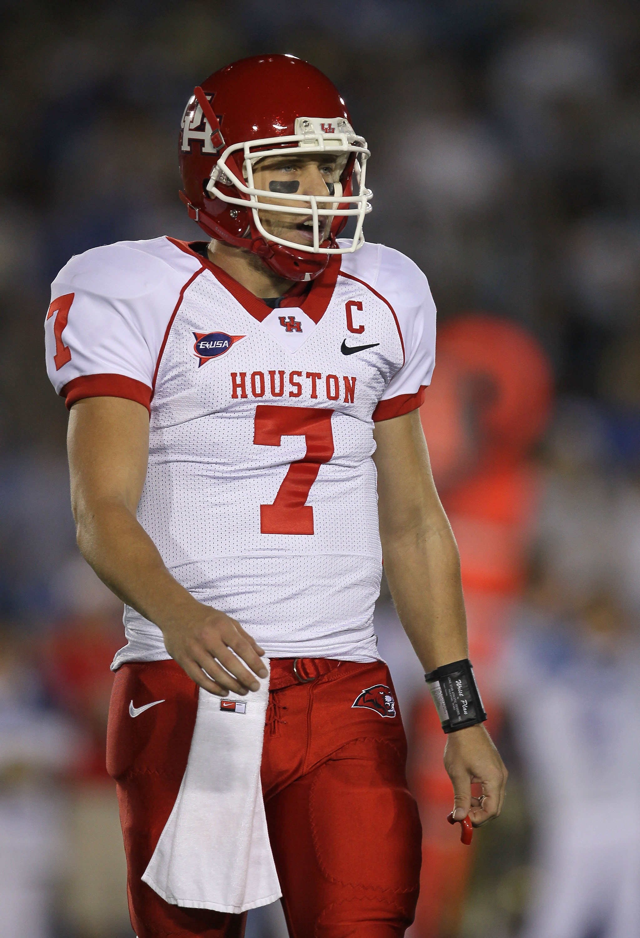 PASADENA, CA - SEPTEMBER 18:  Quarterback Case Keenum #7 of the Houston Cougars at the game against the UCLA Bruins in the second quarter at the Rose Bowl on September 18, 2010 in Pasadena, California.  UCLA won 31-13.  (Photo by Stephen Dunn/Getty Images