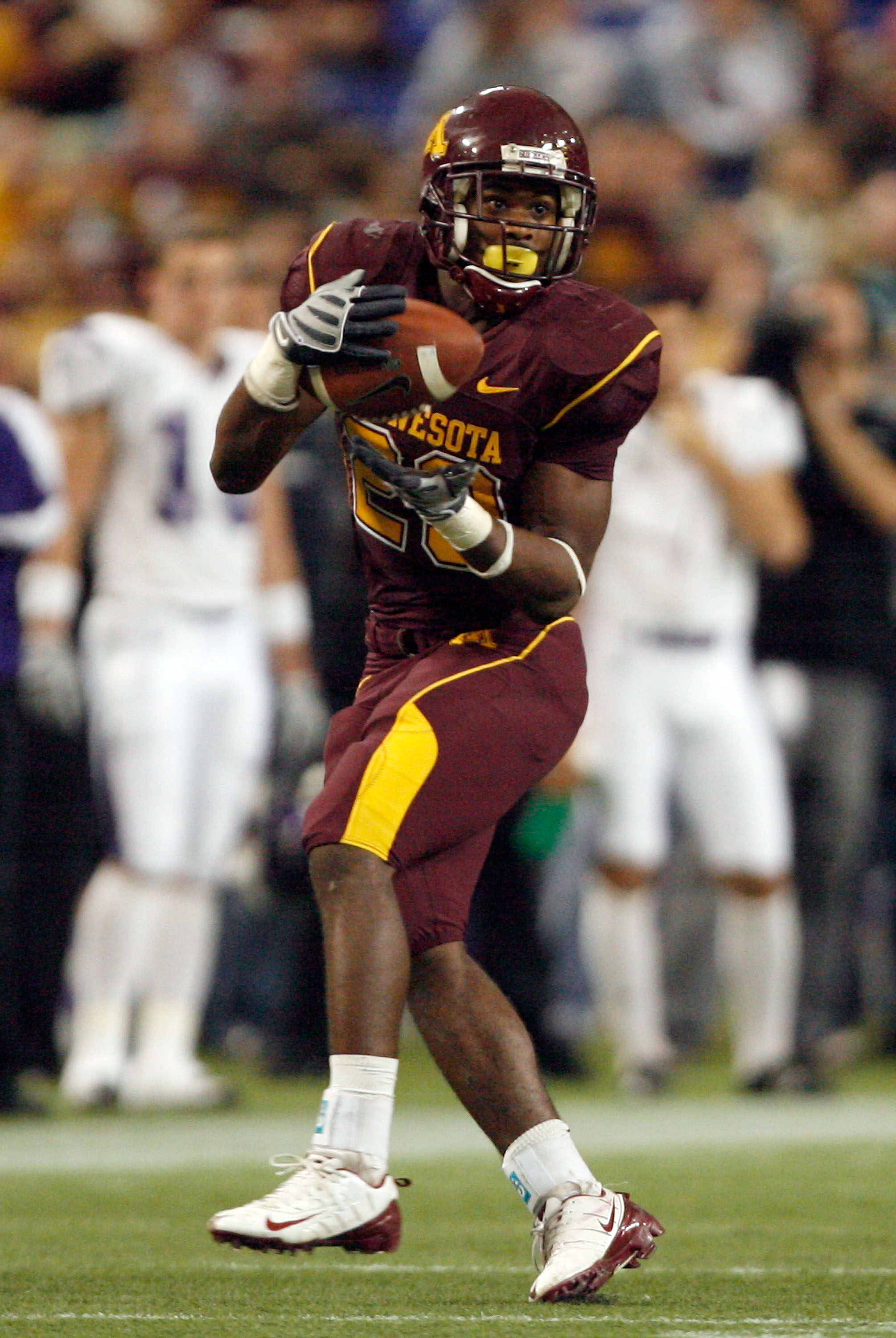 MINNEAPOLIS - NOVEMBER 01:  DeLeon Eskridge #23 of the Minnesota Golden Gophers makes a catch against the Northwestern Wildcats during the third quarter at the Hubert H.Humphrey Metrodome on November 1, 2008 in Minneapolis, Minnesota.  (Photo by Harry How
