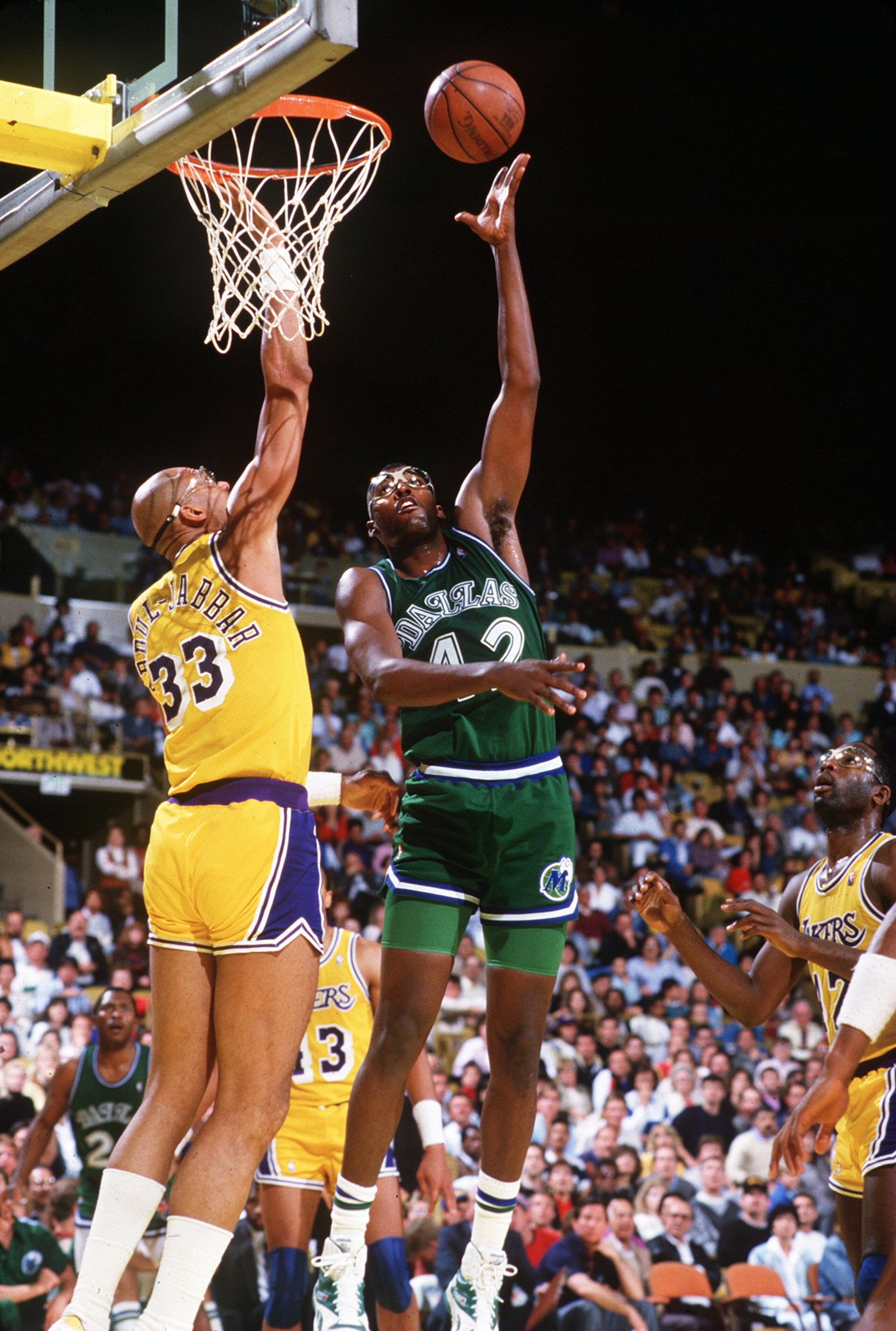 APR 1988:  DALLAS' ROY TARPLEY SHOOTS OVER LOS ANGELES CENTER KAREEM ABDUL-JABBAR DURING THE MAVERICKS GAME AT THE LAKERS. Mandatory Credit: Stephen Dunn/ALLSPORT