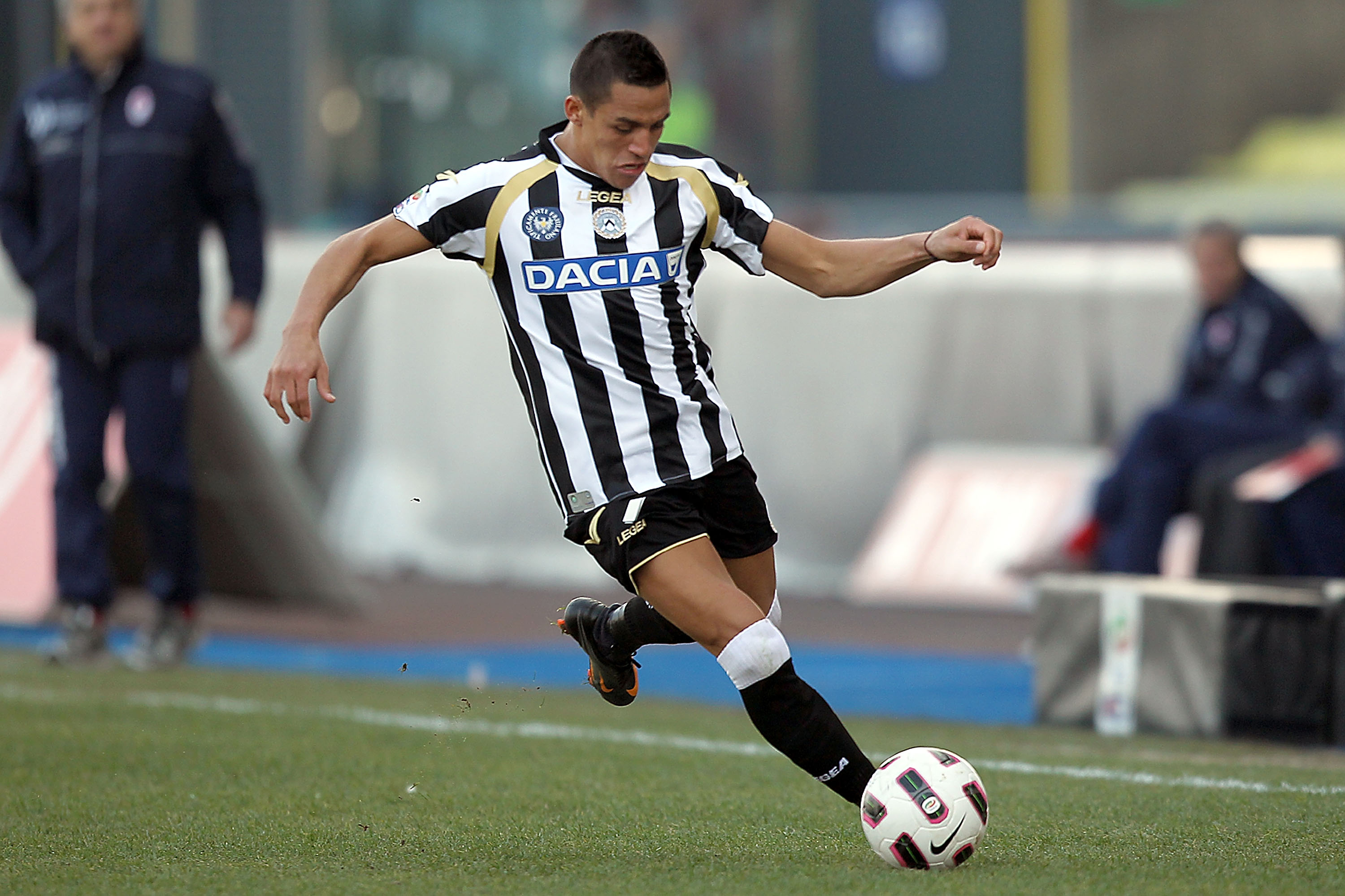 UDINE, ITALY - MARCH 06: Alexis Sanchez of Udinese Calcio in action during the Serie A match between Udinese Calcio and AS Bari at Stadio Friuli on March 6, 2011 in Udine, Italy.  (Photo by Gabriele Maltinti/Getty Images)