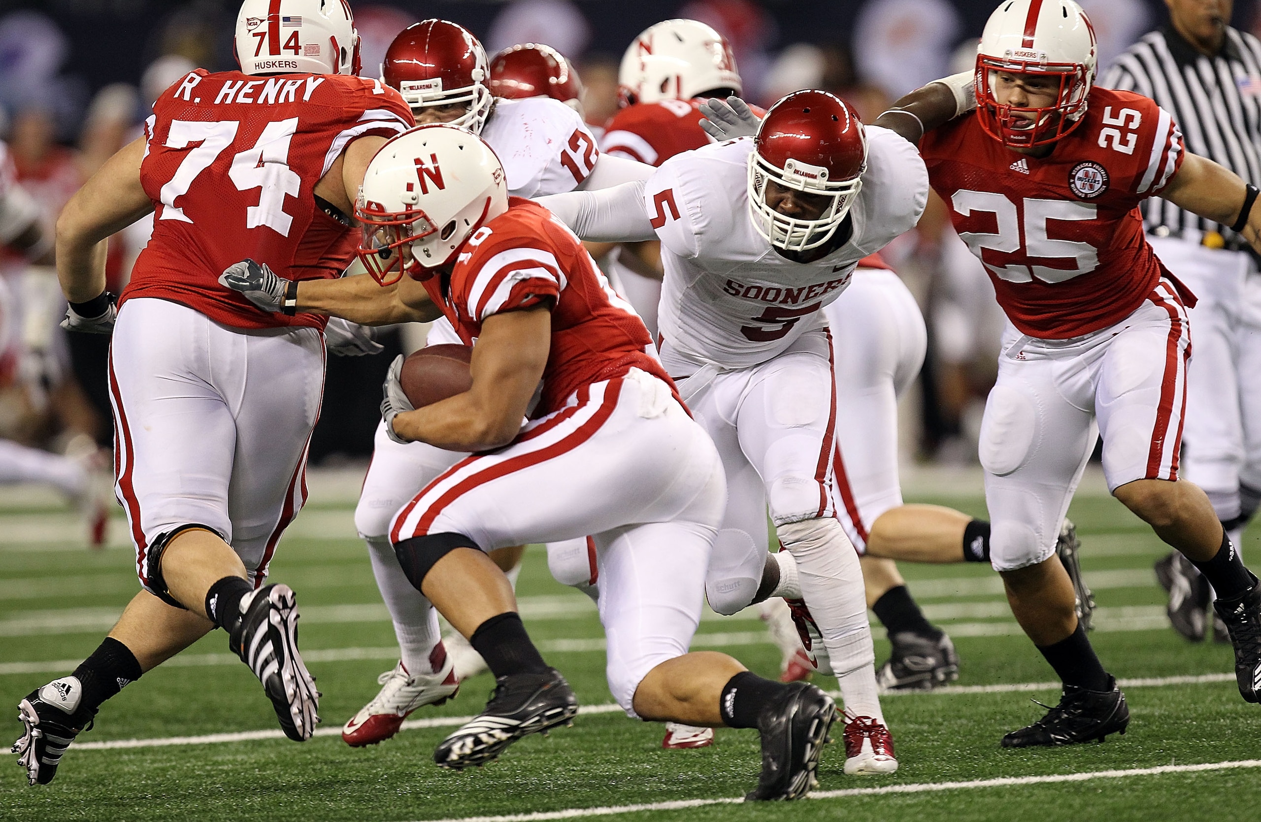 ARLINGTON, TX - DECEMBER 04: Running back Roy Helu Jr. #10 of the Nebraska Cornhuskers runs the ball against the Oklahoma Sooners during the Big 12 Championship at Cowboys Stadium on December 4, 2010 in Arlington, Texas. (Photo by Ronald Martinez/Getty ARLINGTON, TX - DECEMBER 04: Running back Roy Helu Jr. #10 of the Nebraska Cornhuskers runs the ball against the Oklahoma Sooners during the Big 12 Championship at Cowboys Stadium on December 4, 2010 in Arlington, Texas. (Photo by Ronald Martinez/Getty