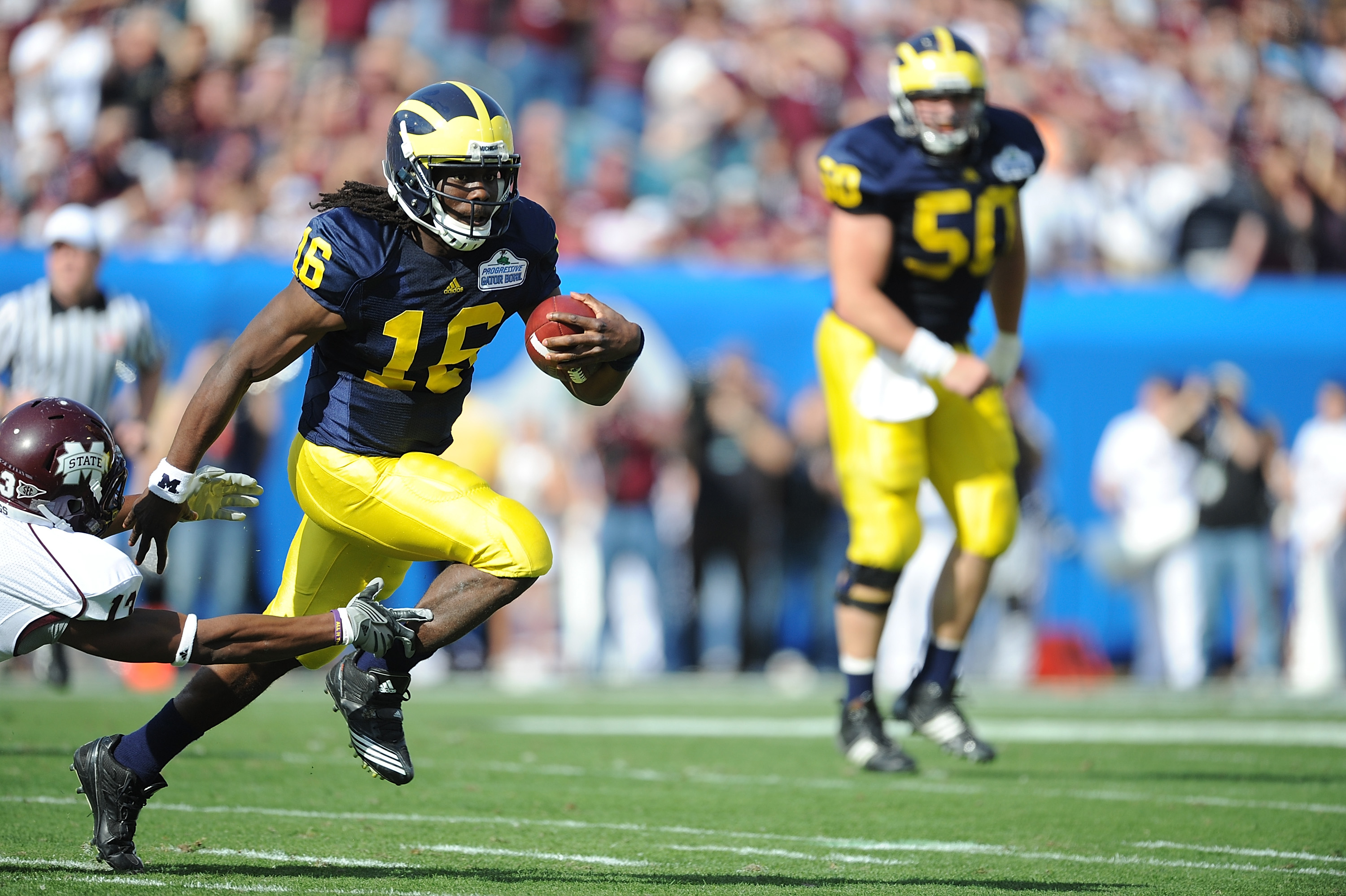 JACKSONVILLE, FL - JANUARY 01:  Quarterback Denard Robinson #16 of the Michigan Wolverines rushes against the Mississippi State Bulldogs during the Gator Bowl at EverBank Field on January 1, 2011 in Jacksonville, Florida  (Photo by Rick Dole/Getty Images)