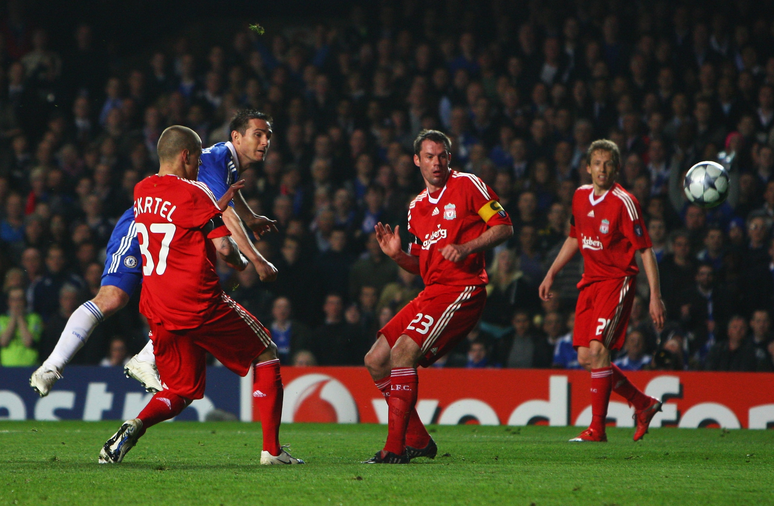 LONDON - APRIL 14: Frank Lampard of Chelsea scores his second goal during the UEFA Champions League Quarter Final Second Leg match between Chelsea and Liverpool at Stamford Bridge on April 14, 2009 in London, England.  (Photo by Jamie McDonald/Getty Image