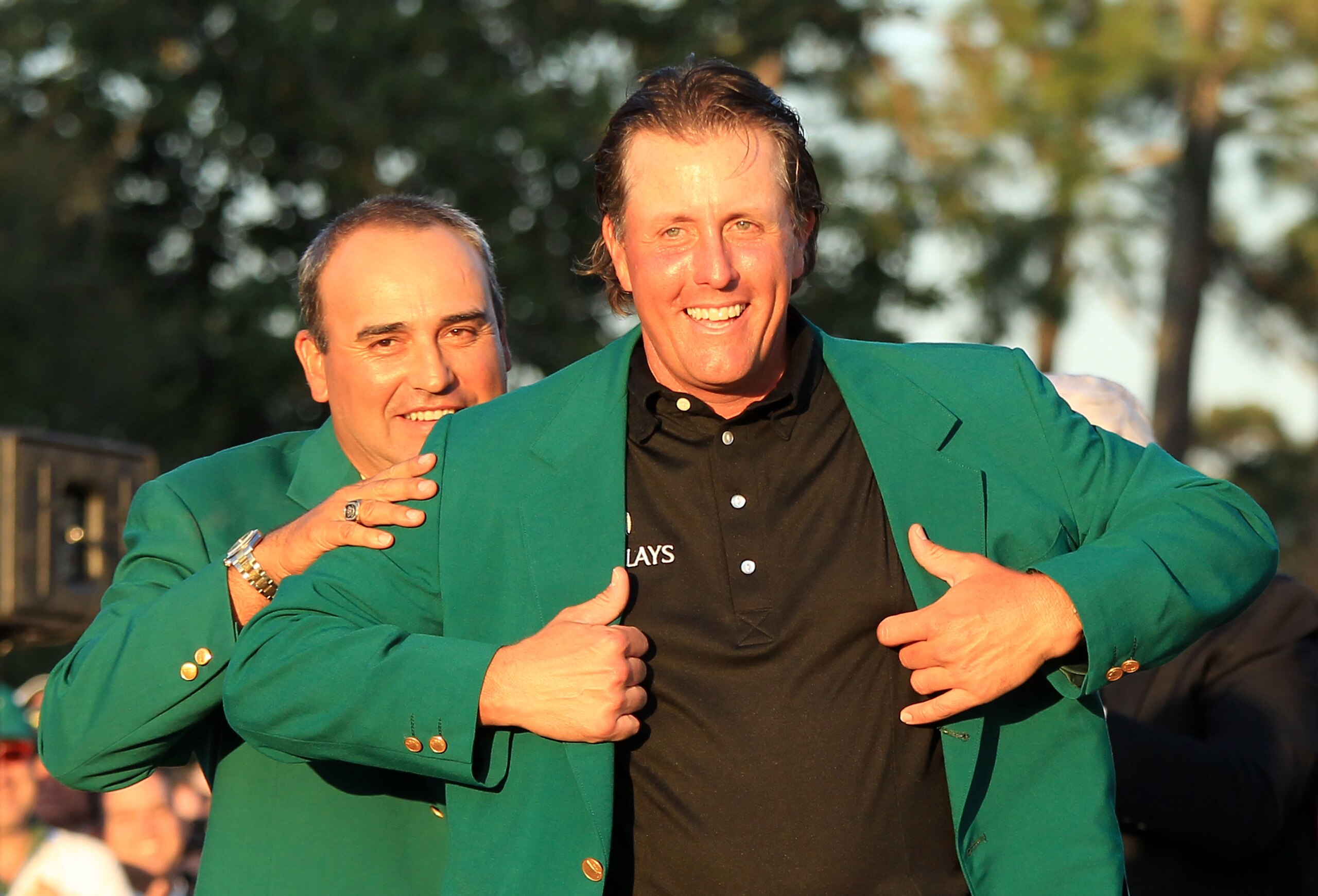 AUGUSTA, GA - APRIL 11: (L-R) Angel Cabrera of Argentina presents Phil Mickelson with the green jacket during the green jacket presentation after the final round of the 2010 Masters Tournament at Augusta National Golf Club on April 11, 2010 in Augusta, G AUGUSTA, GA - APRIL 11: (L-R) Angel Cabrera of Argentina presents Phil Mickelson with the green jacket during the green jacket presentation after the final round of the 2010 Masters Tournament at Augusta National Golf Club on April 11, 2010 in Augusta, G