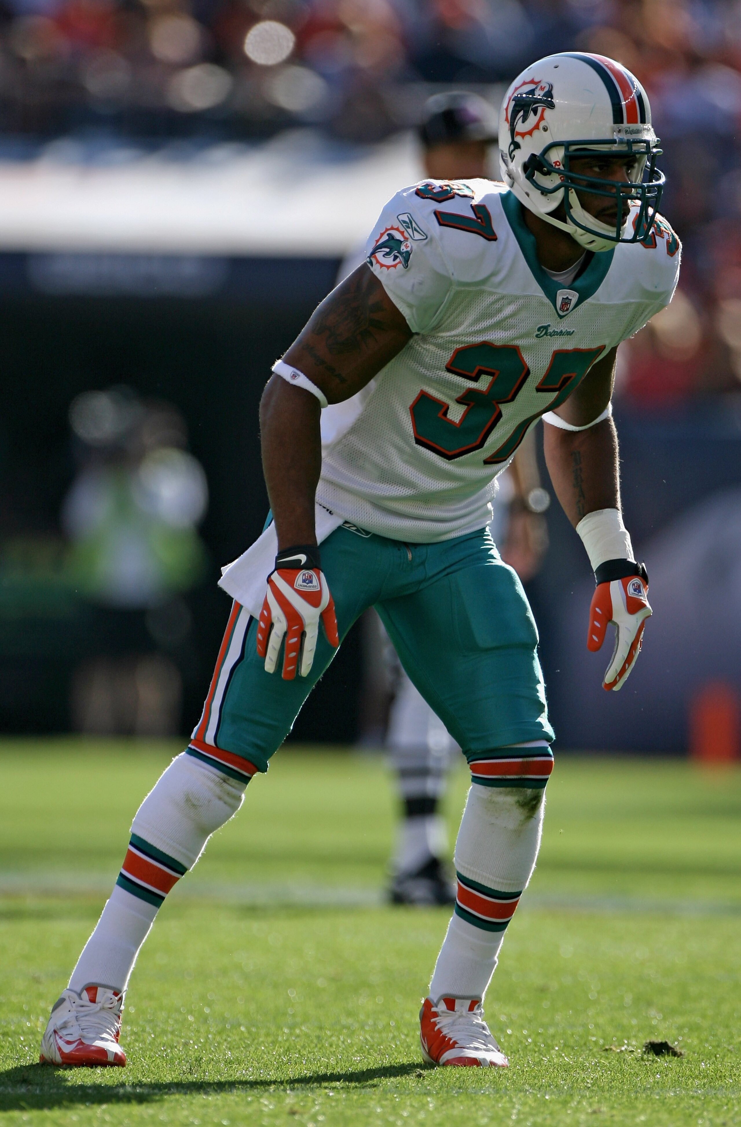 DENVER - NOVEMBER 02:  Safety Yeremiah Bell #37 of the Miami Dolphins defends against the Denver Broncos during NFL action at Invesco Field at Mile High on November 2, 2008 in Denver, Colorado. The Dolphins defeated the Broncos 26-17.  (Photo by Doug Pens