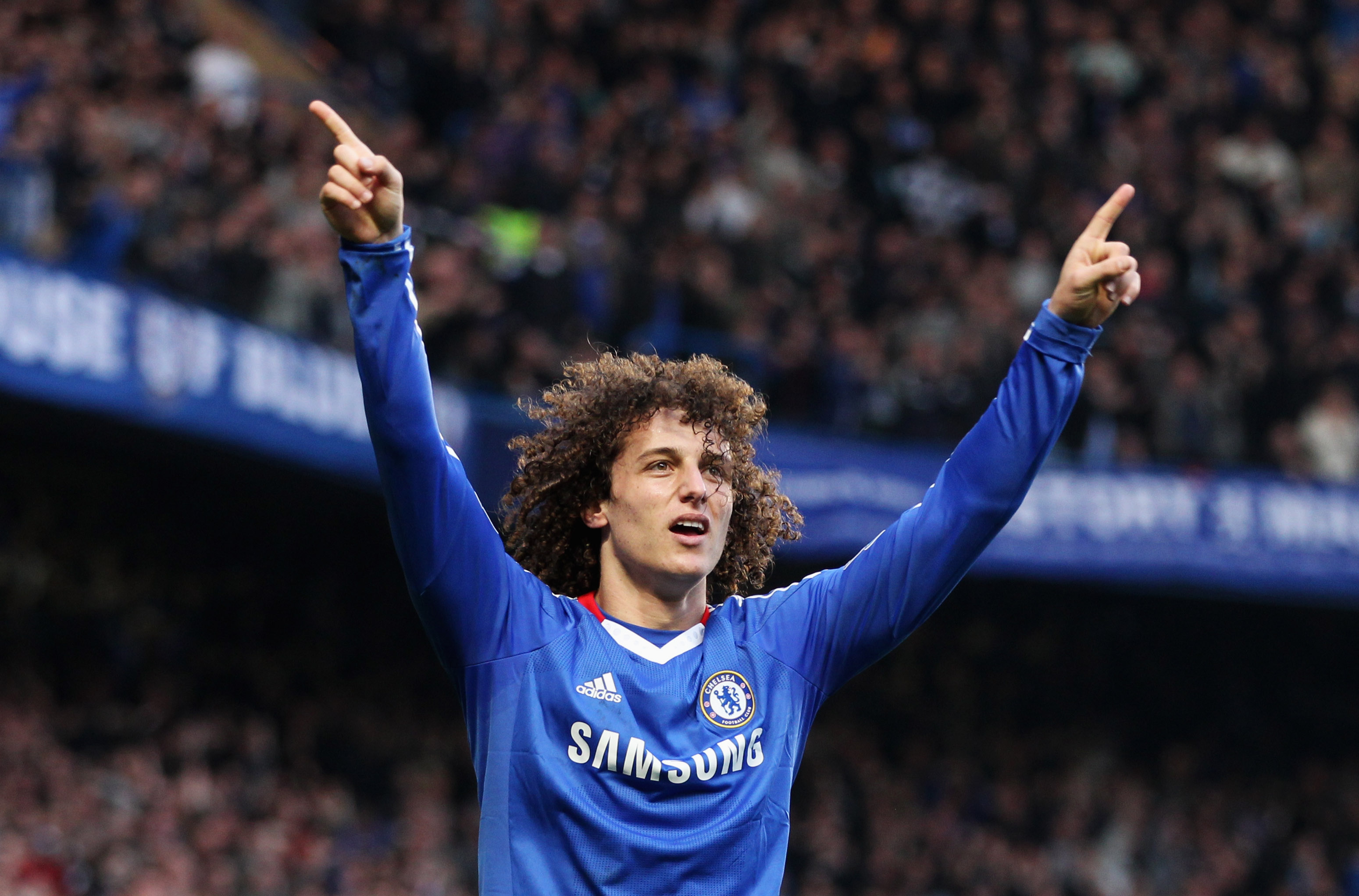 LONDON, ENGLAND - MARCH 20:  David Luiz of Chelsea celebrates as he scores their first goal during the Barclays Premier League match between Chelsea and Manchester City at Stamford Bridge on March 20, 2011 in London, England.  (Photo by Scott Heavey/Getty