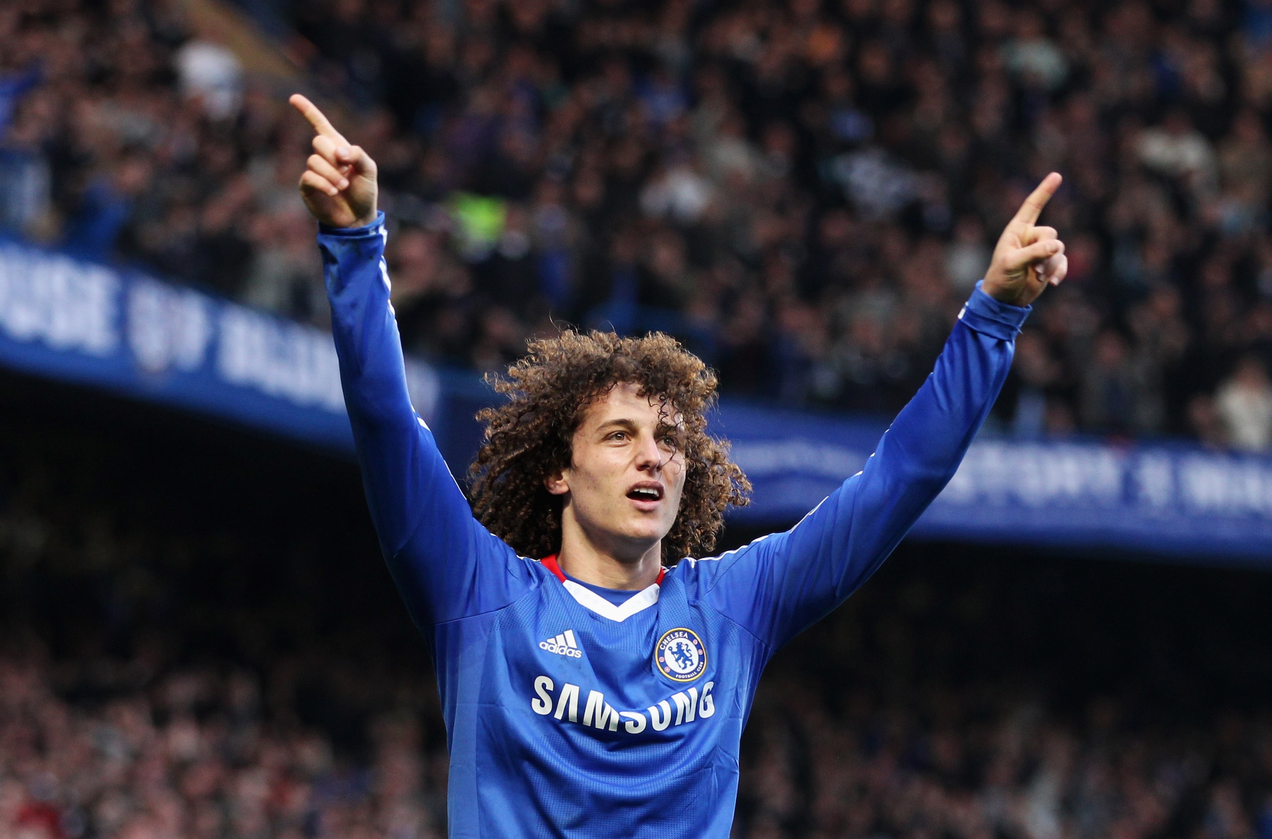 LONDON, ENGLAND - MARCH 20: David Luiz of Chelsea celebrates as he scores their first goal during the Barclays Premier League match between Chelsea and Manchester City at Stamford Bridge on March 20, 2011 in London, England. (Photo by Scott Heavey/Getty LONDON, ENGLAND - MARCH 20: David Luiz of Chelsea celebrates as he scores their first goal during the Barclays Premier League match between Chelsea and Manchester City at Stamford Bridge on March 20, 2011 in London, England. (Photo by Scott Heavey/Getty