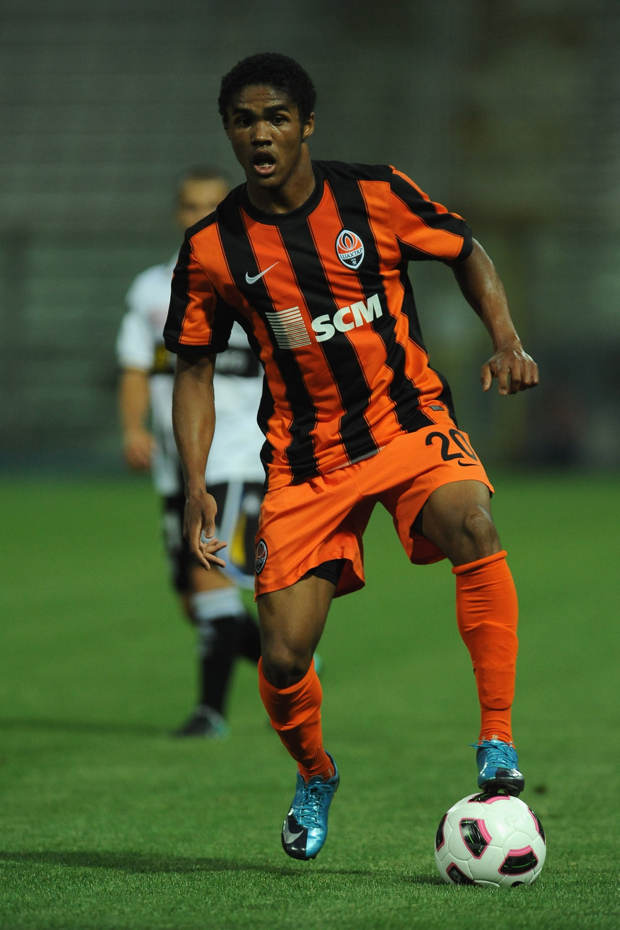 PARMA, ITALY - AUGUST 10:  Douglas Costa of Shakhtar Donetsk in action during preseason frienldy match between Parma FC and Shakhtar Donetsk at Ennio Tardini Stadium on August 10, 2010 in Parma, Italy.  (Photo by Valerio Pennicino/Getty Images)