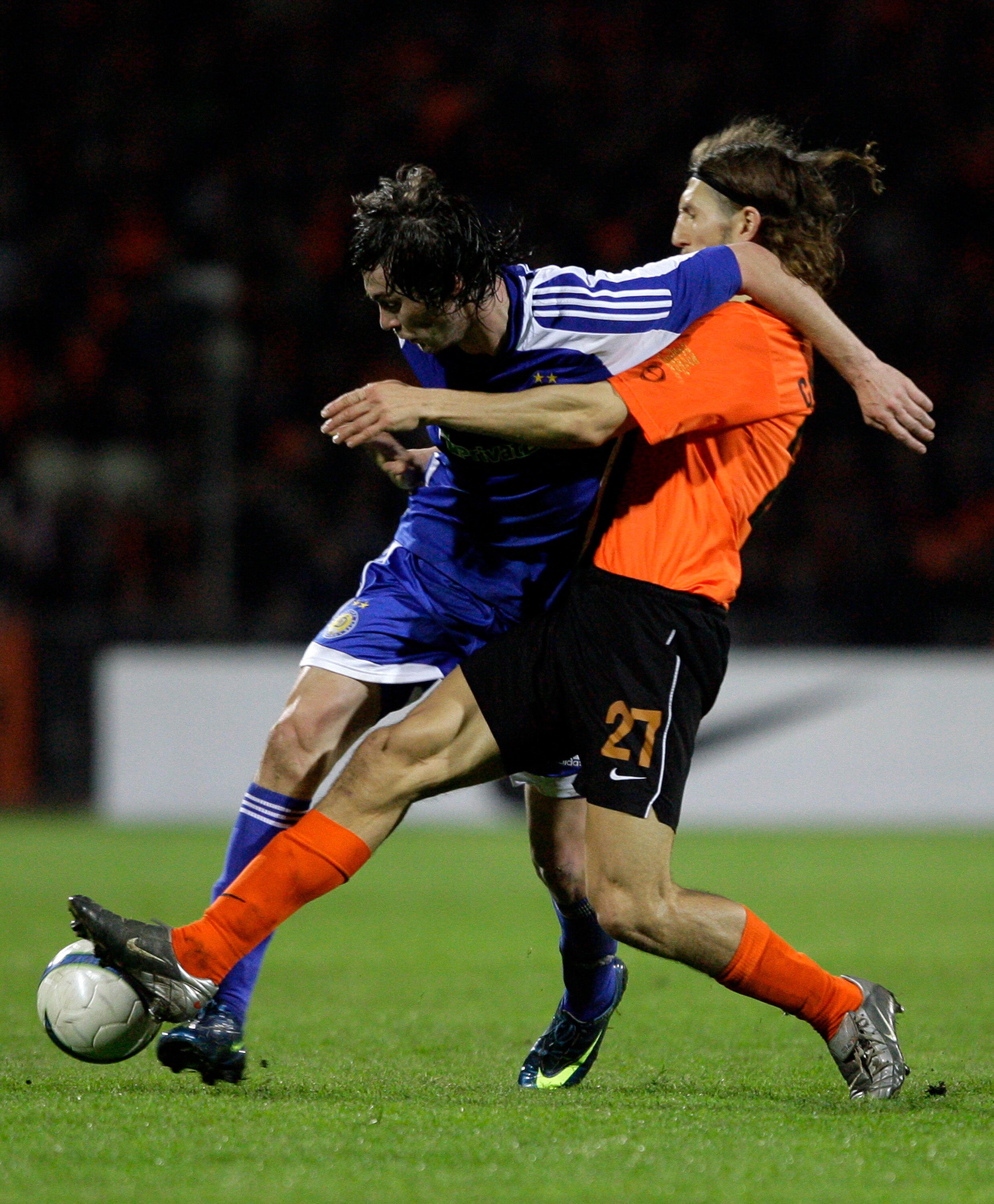 DONETSK, UKRAINE - MAY 07: Dmytro Chygrynskiy (R) of FC Shakhtar Donetsk battles for the ball with Artem Milevskiy of FC Dynamo Kiev during the UEFA Cup semi-finals second leg match between FC Shakhtar Donetsk and FC Dynamo Kiev at the RSC Olympiyskiy Sta