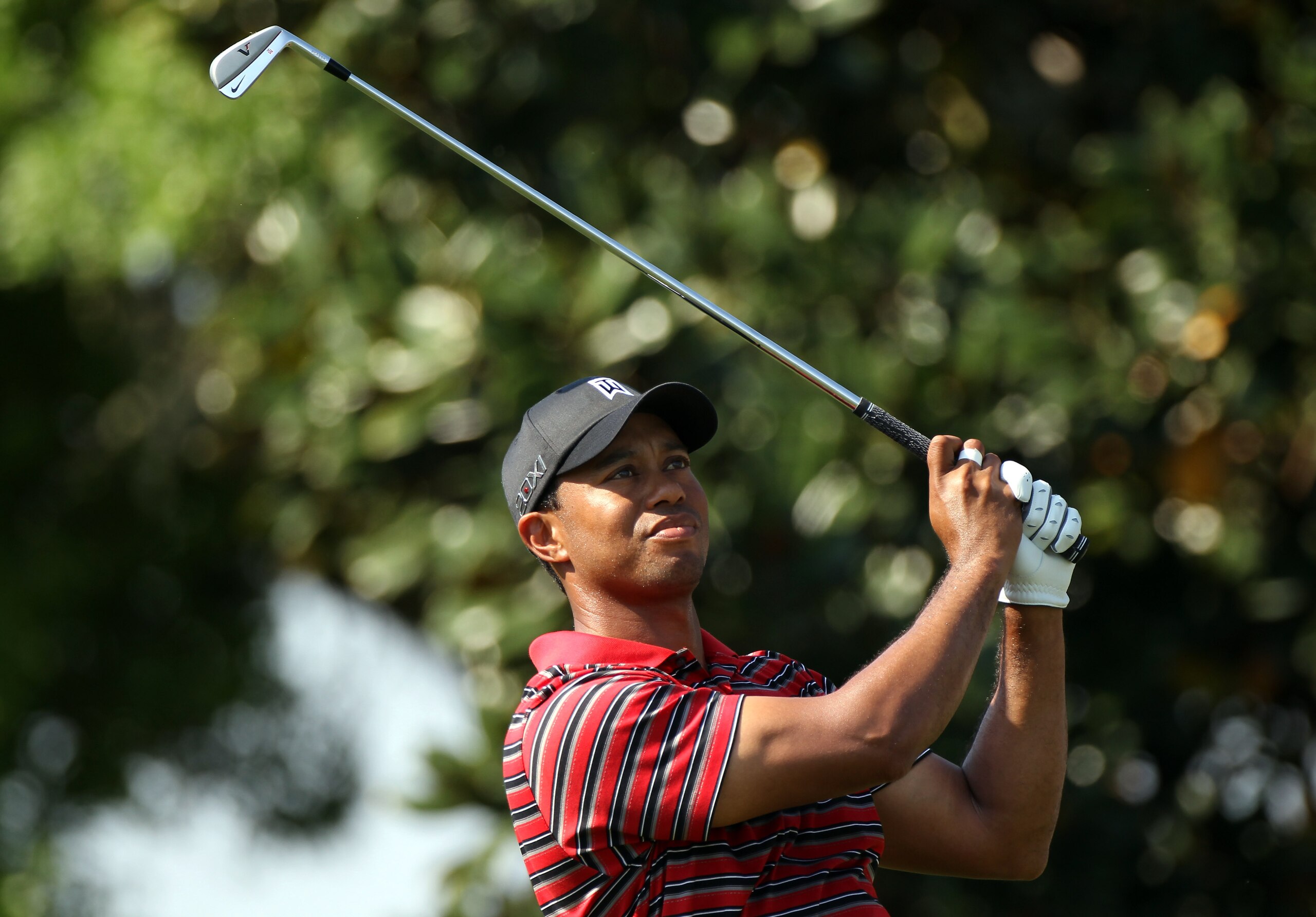 ORLANDO, FL - MARCH 27:  Tiger Woods plays a shot on the 2nd hole during the final round of the Arnold Palmer Invitational presented by MasterCard at the Bay Hill Club and Lodge on March 27, 2011 in Orlando, Florida.  (Photo by Sam Greenwood/Getty Images)