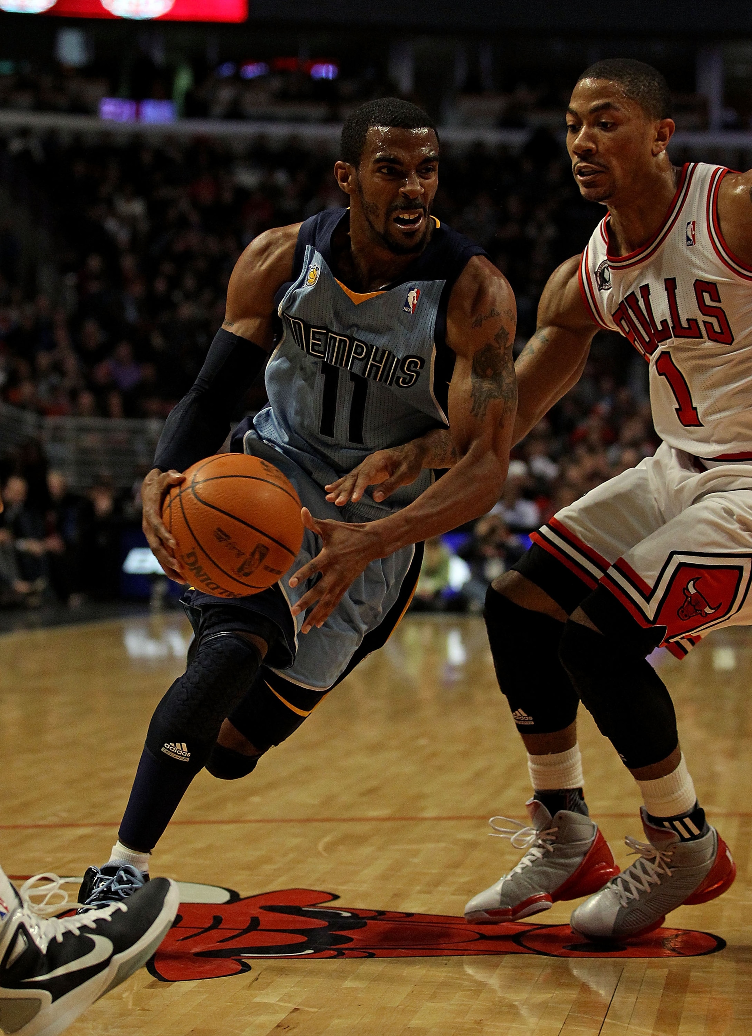 CHICAGO, IL - MARCH 25: Mike Conley #11 of the Memphis Grizzlies drives to the basket against Derrick Ros #1 of the Chicago Bulls at the United Center on March 25, 2011 in Chicago, Illinois. The Bulls defeated the Grizzlies 99-96. NOTE TO USER: User expre CHICAGO, IL - MARCH 25: Mike Conley #11 of the Memphis Grizzlies drives to the basket against Derrick Ros #1 of the Chicago Bulls at the United Center on March 25, 2011 in Chicago, Illinois. The Bulls defeated the Grizzlies 99-96. NOTE TO USER: User expre