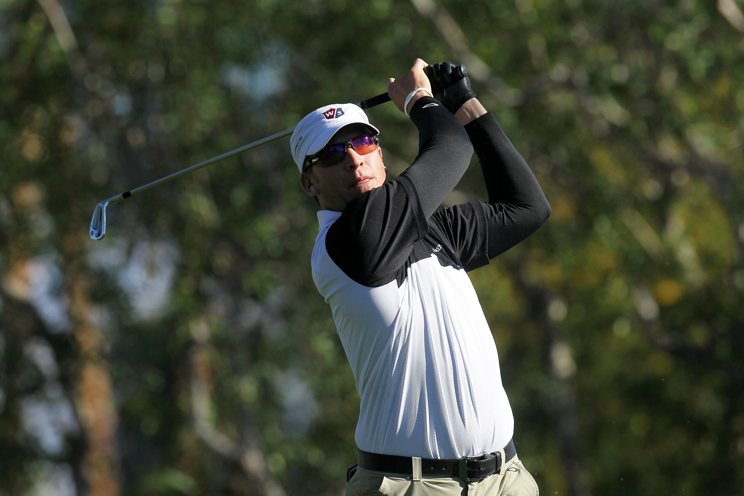 LA QUINTA, CA - JANUARY 20:  Ricky Barnes hits his tee shot on the seventh hole during round two of the Bob Hope Classic at the La Quinta Country Club on January 20, 2011 in La Quinta, California.  (Photo by Stephen Dunn/Getty Images)