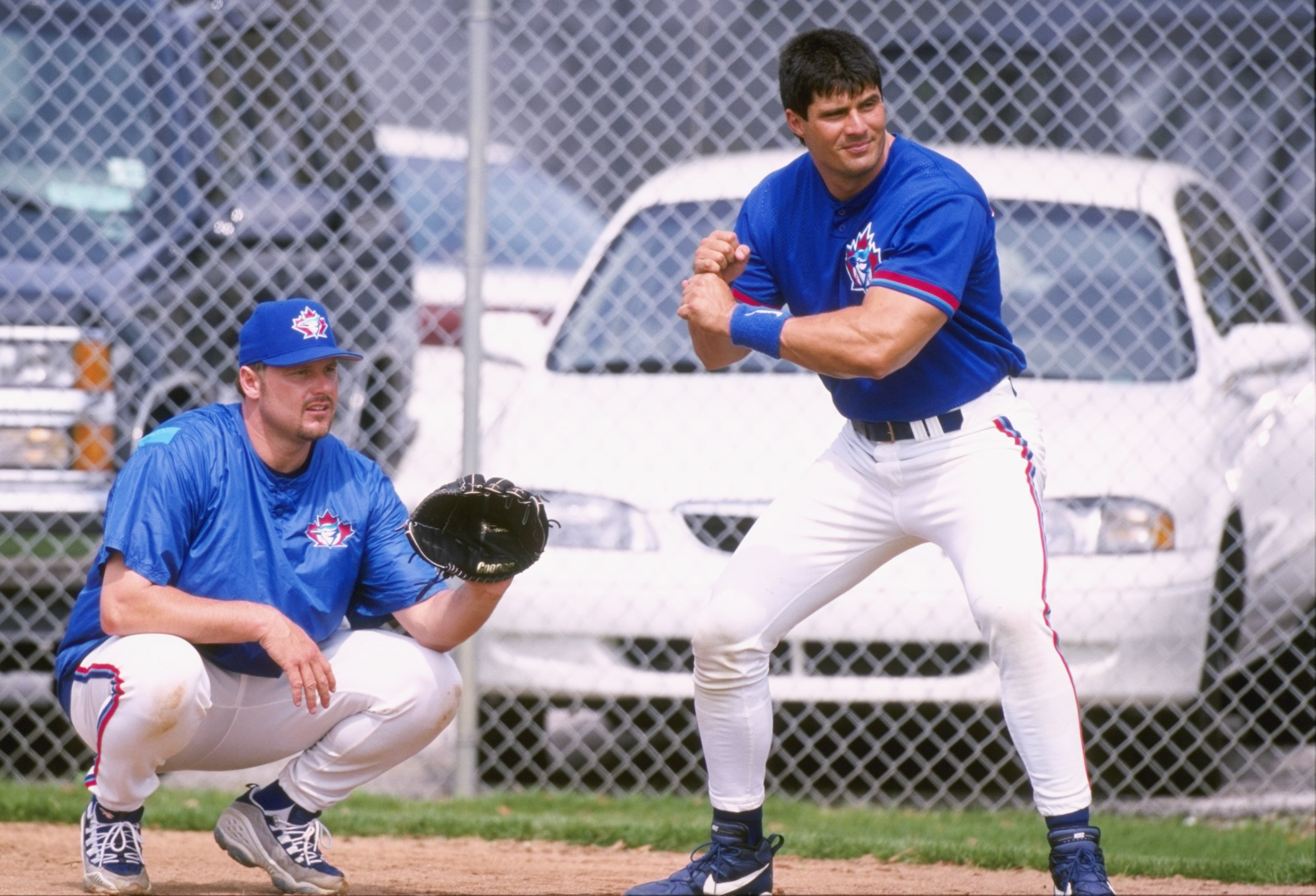 1 Mar 1998: Jose Canseco #00 and Roger Clemens #21 of the Toronto Blue Jays play around after a spring training game against the Pittsburgh Pirates at the Dunedin Stadium in Dunedin, Florida. The Toronto Blue Jays beat the Pittsburgh Pirates 4-3. Mandato 1 Mar 1998: Jose Canseco #00 and Roger Clemens #21 of the Toronto Blue Jays play around after a spring training game against the Pittsburgh Pirates at the Dunedin Stadium in Dunedin, Florida. The Toronto Blue Jays beat the Pittsburgh Pirates 4-3. Mandato