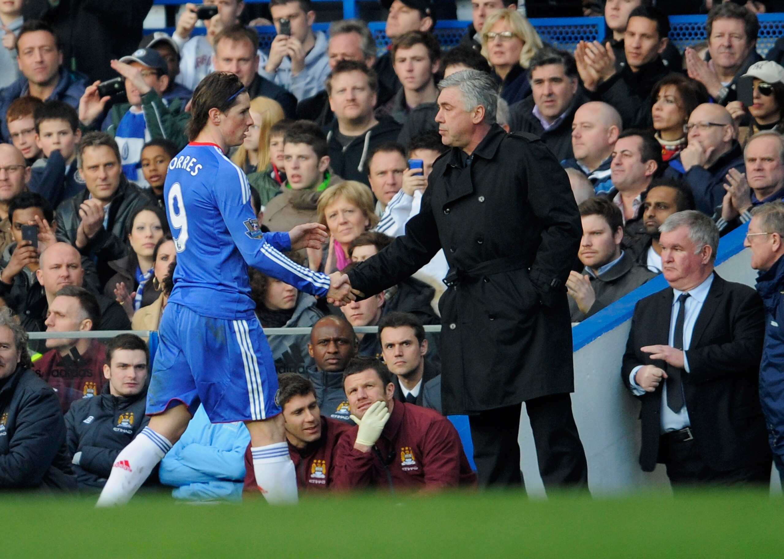 LONDON, ENGLAND - MARCH 20: Fernando Torres of Chelsea shakes hands with manager Carlo Ancelotti as he is substituted during the Barclays Premier League match between Chelsea and Manchester City at Stamford Bridge on March 20, 2011 in London, England. ( LONDON, ENGLAND - MARCH 20: Fernando Torres of Chelsea shakes hands with manager Carlo Ancelotti as he is substituted during the Barclays Premier League match between Chelsea and Manchester City at Stamford Bridge on March 20, 2011 in London, England. (