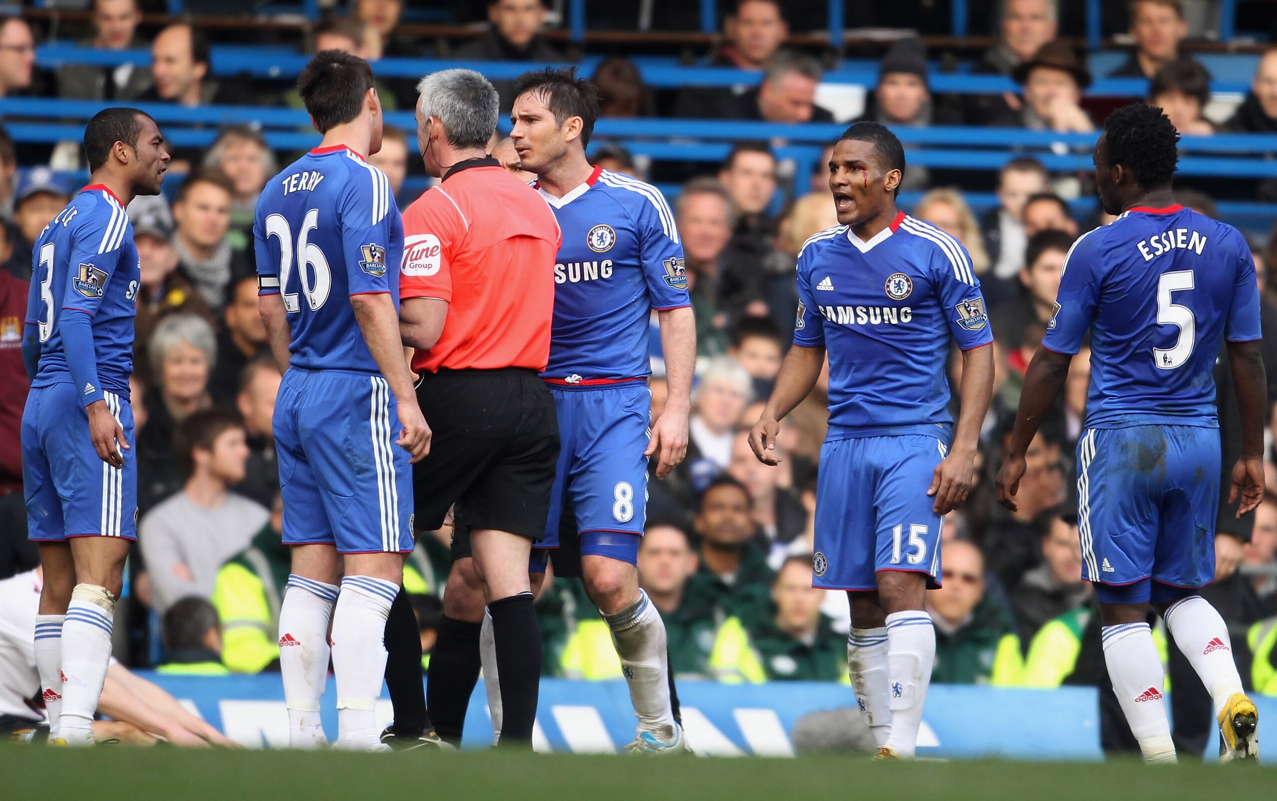LONDON, ENGLAND - MARCH 20: Ashley Cole (L), John Terry (2L), Frank Lampard and an injured Florent Malouda of Chelsea (2R) appeal to referee Chris Foy during the Barclays Premier League match between Chelsea and Manchester City at Stamford Bridge on Marc LONDON, ENGLAND - MARCH 20: Ashley Cole (L), John Terry (2L), Frank Lampard and an injured Florent Malouda of Chelsea (2R) appeal to referee Chris Foy during the Barclays Premier League match between Chelsea and Manchester City at Stamford Bridge on Marc