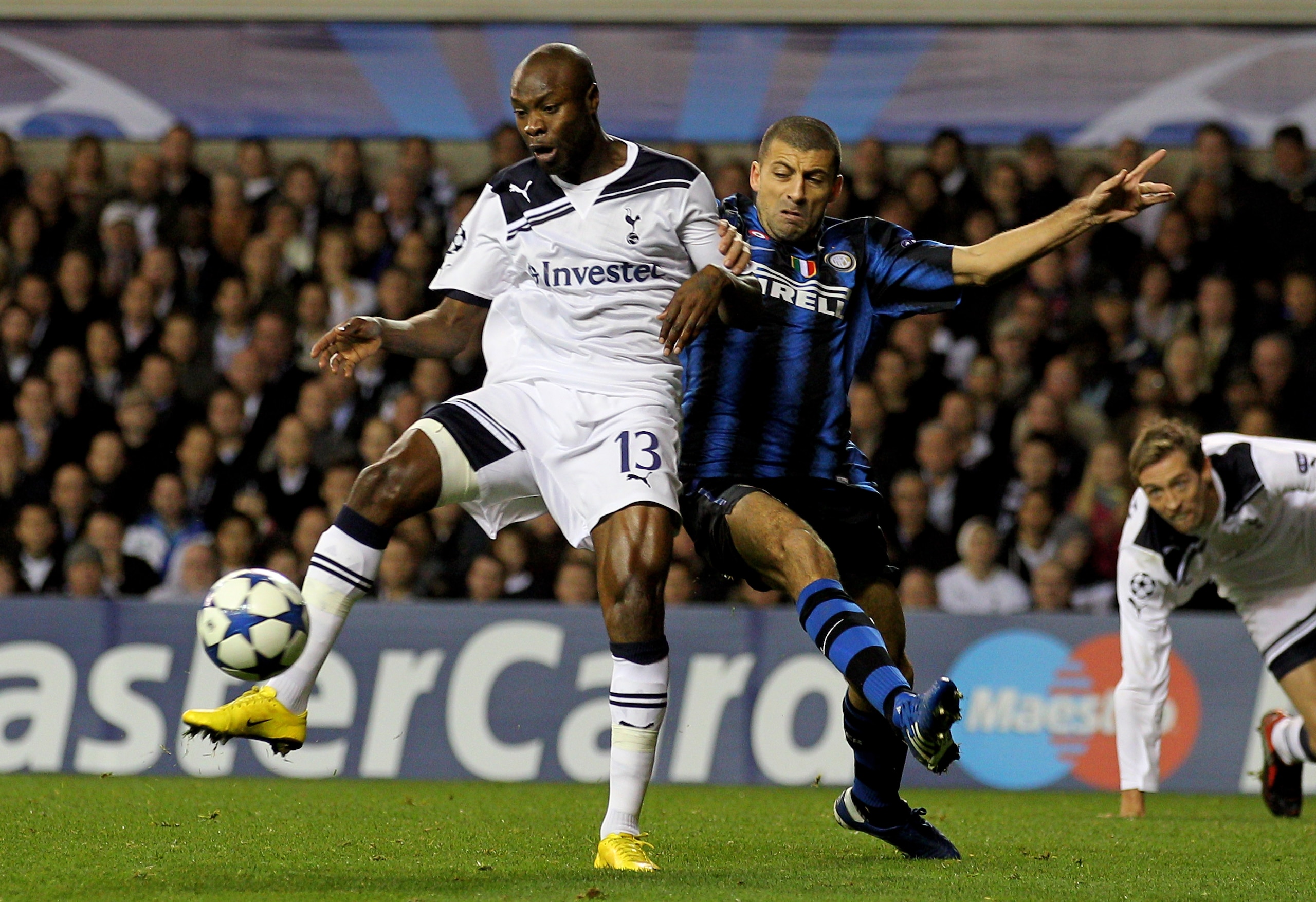 LONDON, ENGLAND - NOVEMBER 02: William Gallas of Spurs is challenged by Walter Samuel of Inter Milan during the UEFA Champions League Group A match between Tottenham Hotspur and Inter Milan at White Hart Lane on November 2, 2010 in London, England. (Pho LONDON, ENGLAND - NOVEMBER 02: William Gallas of Spurs is challenged by Walter Samuel of Inter Milan during the UEFA Champions League Group A match between Tottenham Hotspur and Inter Milan at White Hart Lane on November 2, 2010 in London, England. (Pho