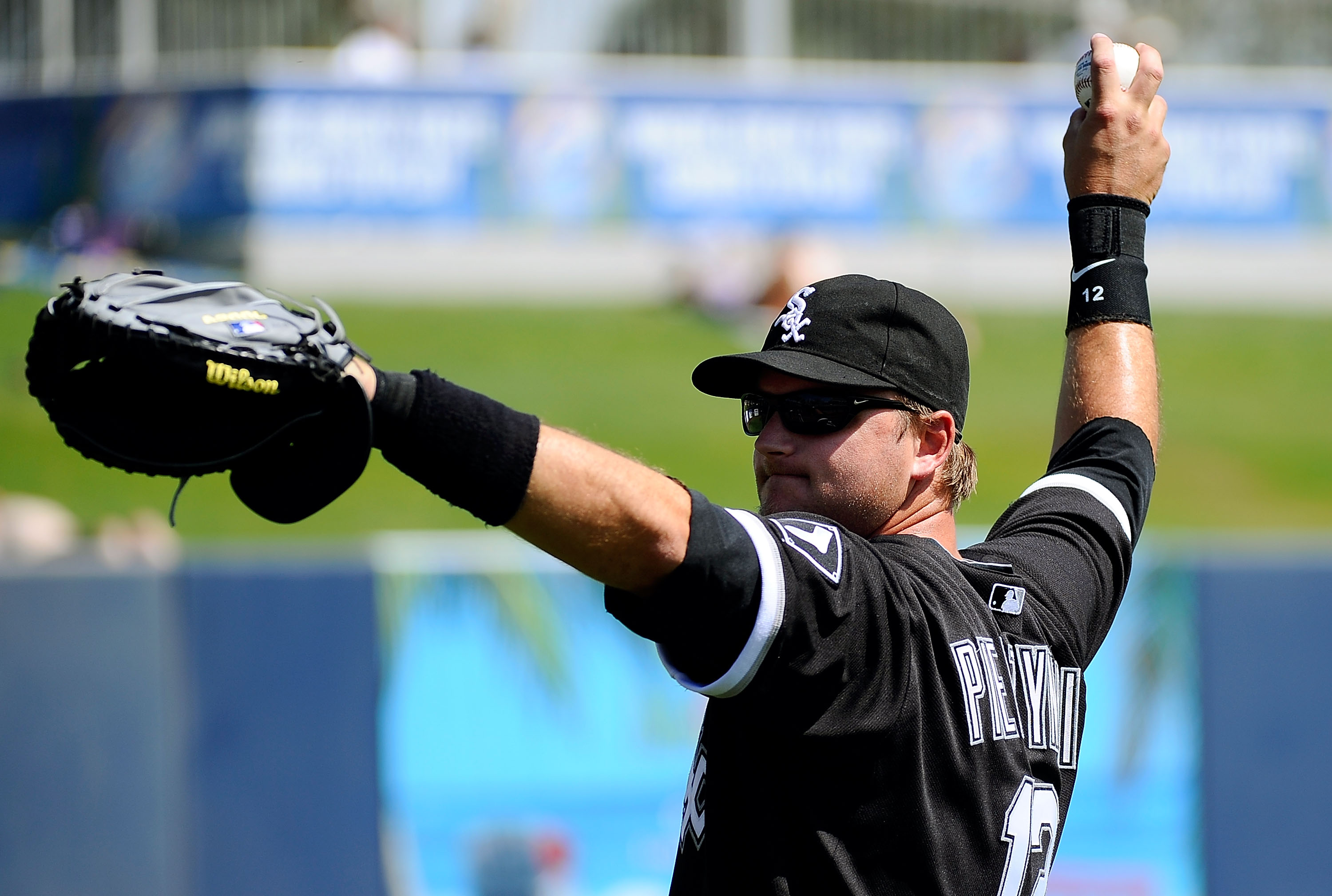 Pierzynski's hit boosts White Sox