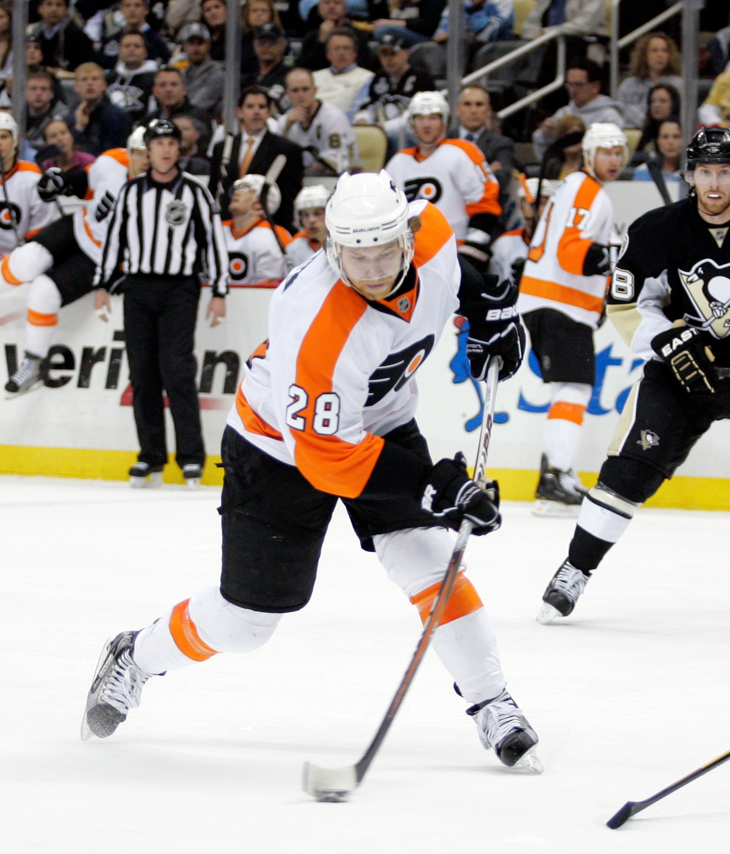 PITTSBURGH, PA - MARCH 29:  Claude Giroux #28 of the Philadelphia Flyers shoots and scores in the second period against the Pittsburgh Penguins at Consol Energy Center on March 29, 2011 in Pittsburgh, Pennsylvania.  (Photo by Justin K. Aller/Getty Images)