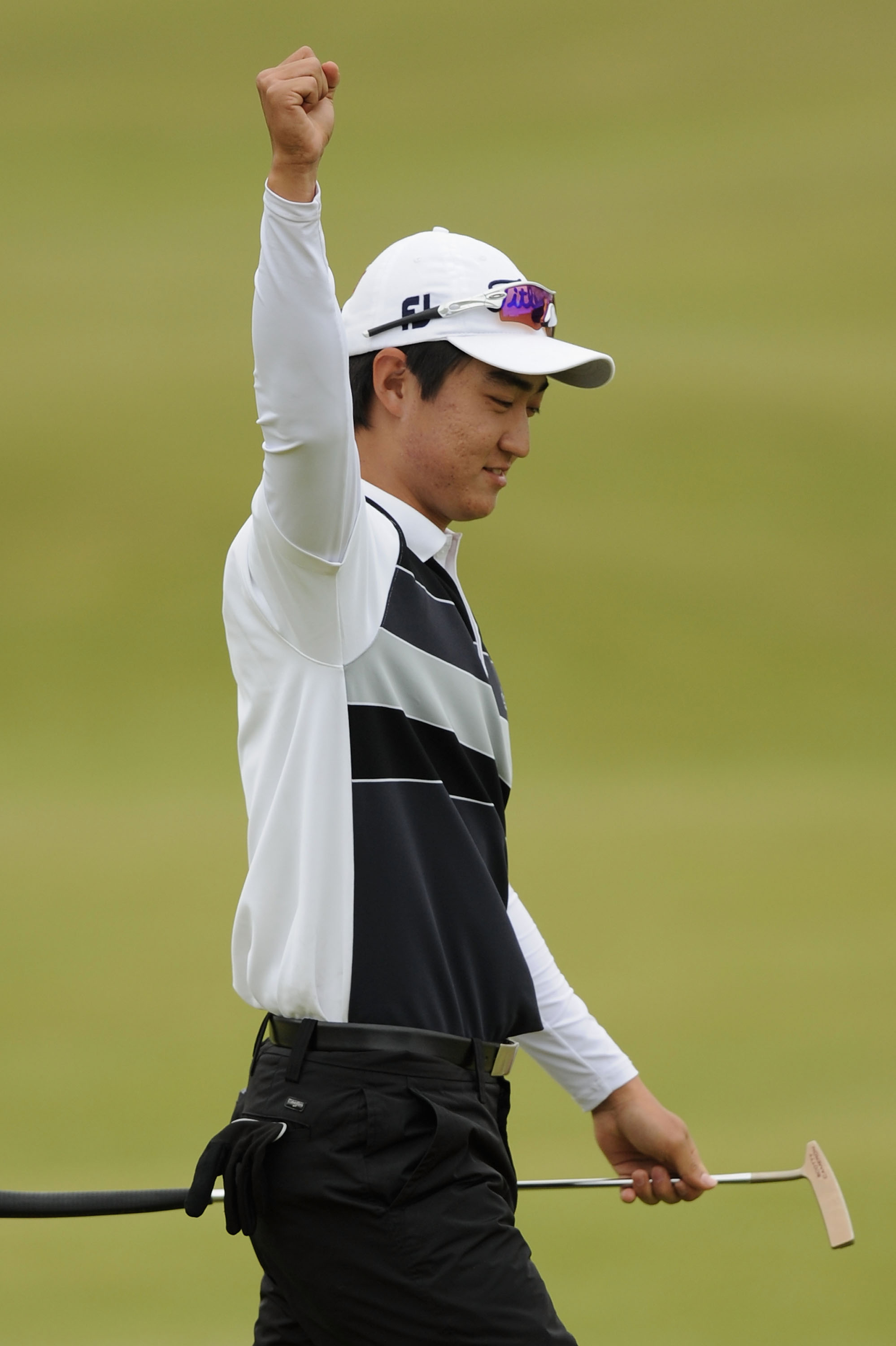 ST ANDREWS, SCOTLAND - JULY 18:  Amateur Jin Jeong of South Korea celebrates an eagle on the 18th hole during the final round of the 139th Open Championship on the Old Course, St Andrews on July 18, 2010 in St Andrews, Scotland.  (Photo by Harry How/Getty
