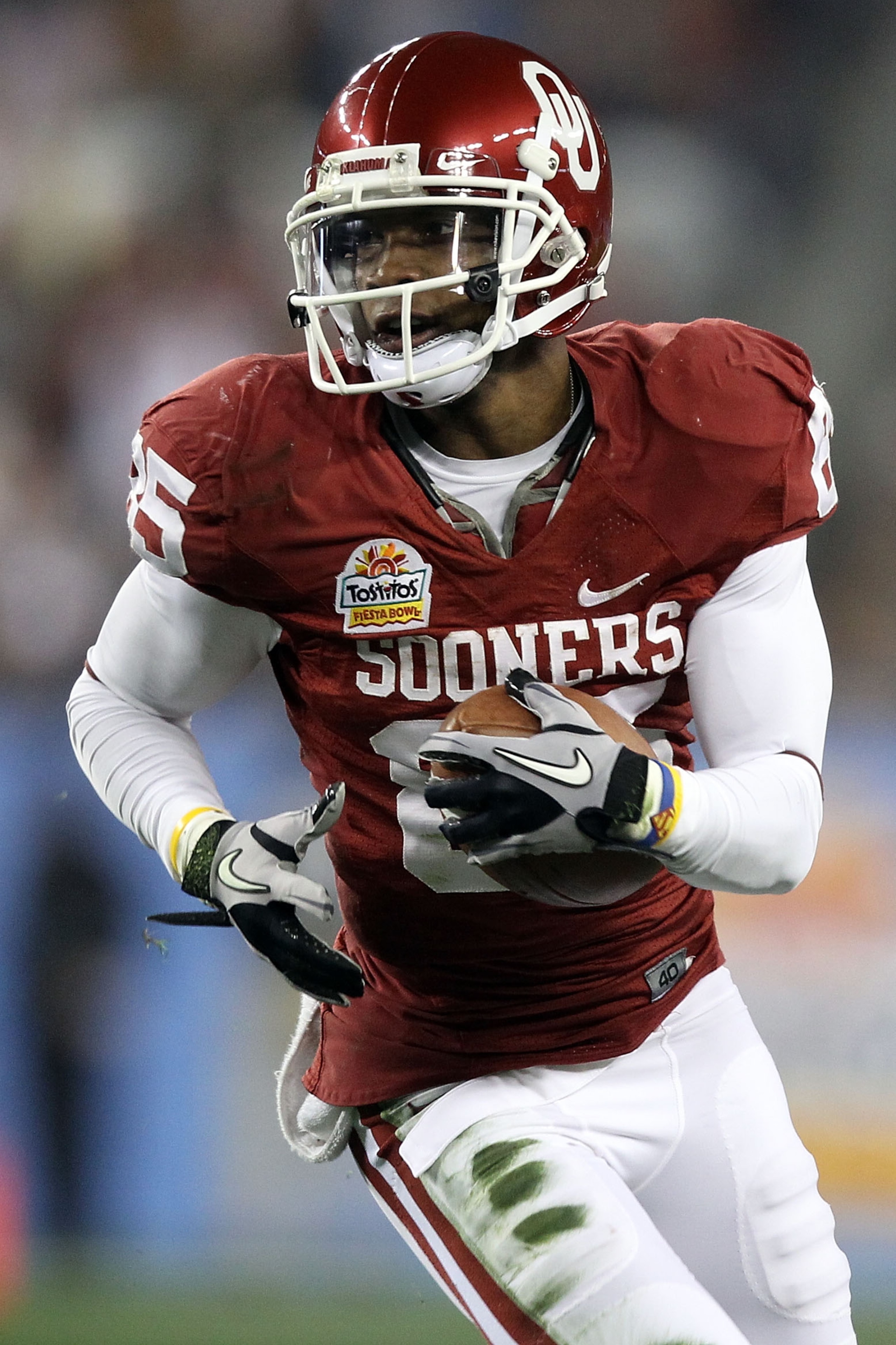 GLENDALE, AZ - JANUARY 01: Ryan Broyles #85 of the Oklahoma Sooners runs after a catch against the Connecticut Huskies during the Tostitos Fiesta Bowl at the Universtity of Phoenix Stadium on January 1, 2011 in Glendale, Arizona. (Photo by Christian Pet GLENDALE, AZ - JANUARY 01: Ryan Broyles #85 of the Oklahoma Sooners runs after a catch against the Connecticut Huskies during the Tostitos Fiesta Bowl at the Universtity of Phoenix Stadium on January 1, 2011 in Glendale, Arizona. (Photo by Christian Pet