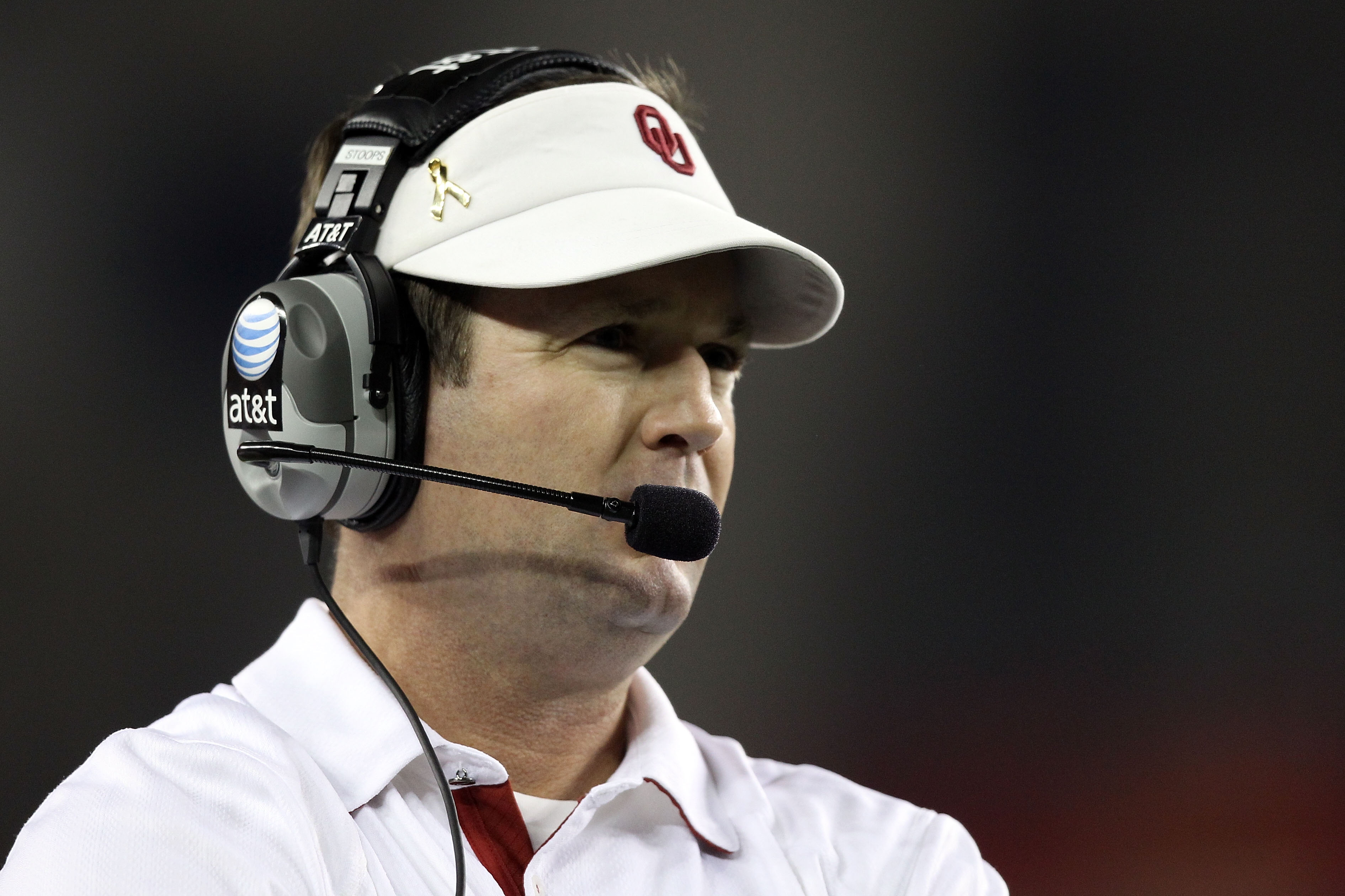 GLENDALE, AZ - JANUARY 01: Head coach Bob Stoops looks on while taking on the Connecticut Huskies during the Tostitos Fiesta Bowl at the Universtity of Phoenix Stadium on January 1, 2011 in Glendale, Arizona. (Photo by Christian Petersen/Getty Images)