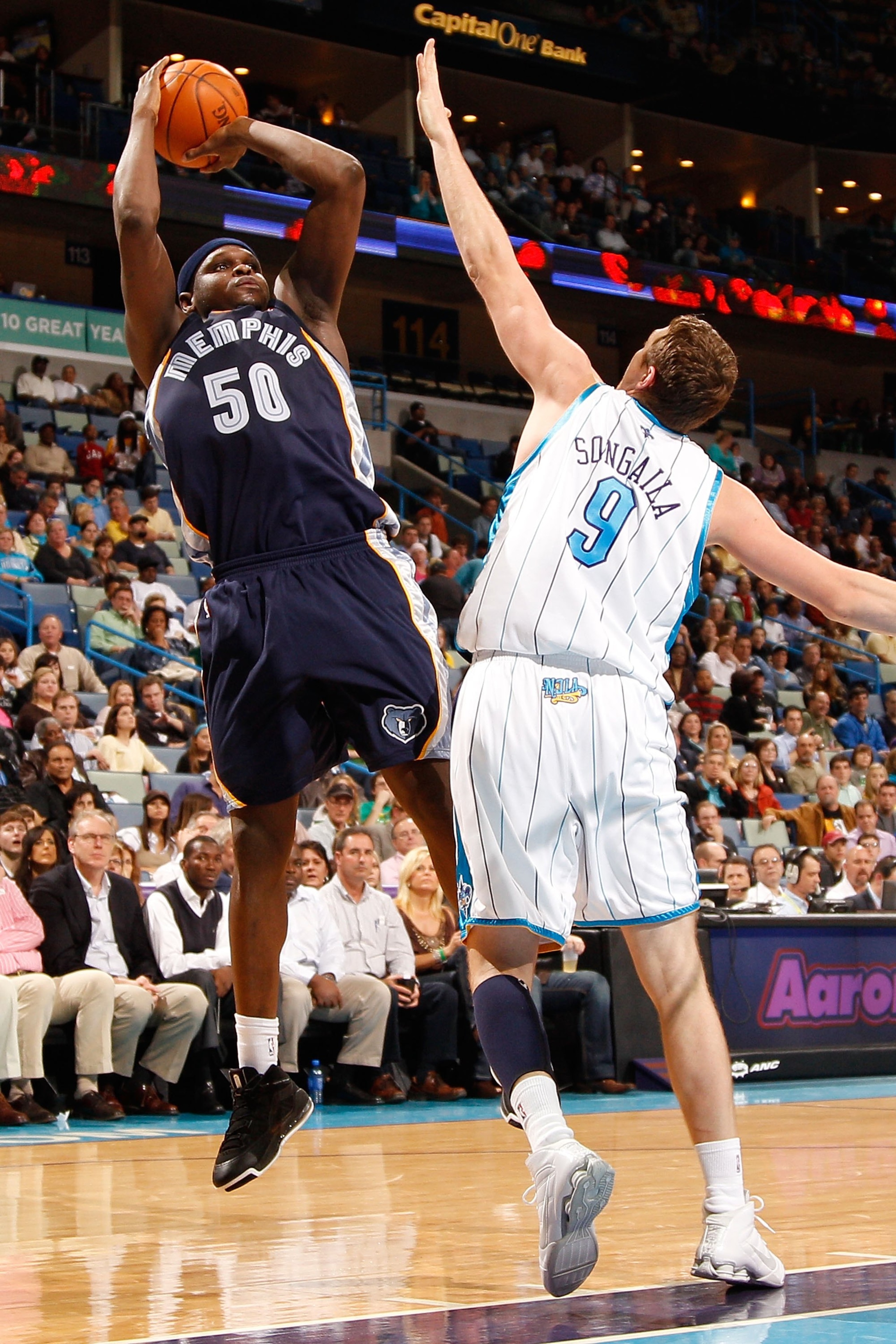 NEW ORLEANS - JANUARY 20:  Zach Randolph #50 of the Memphis Grizzlies shoots the ball over Darius Songaila #9 of the New Orleans Hornets at the New Orleans Arena on January 20, 2010 in New Orleans, Louisiana.  NOTE TO USER: User expressly acknowledges and