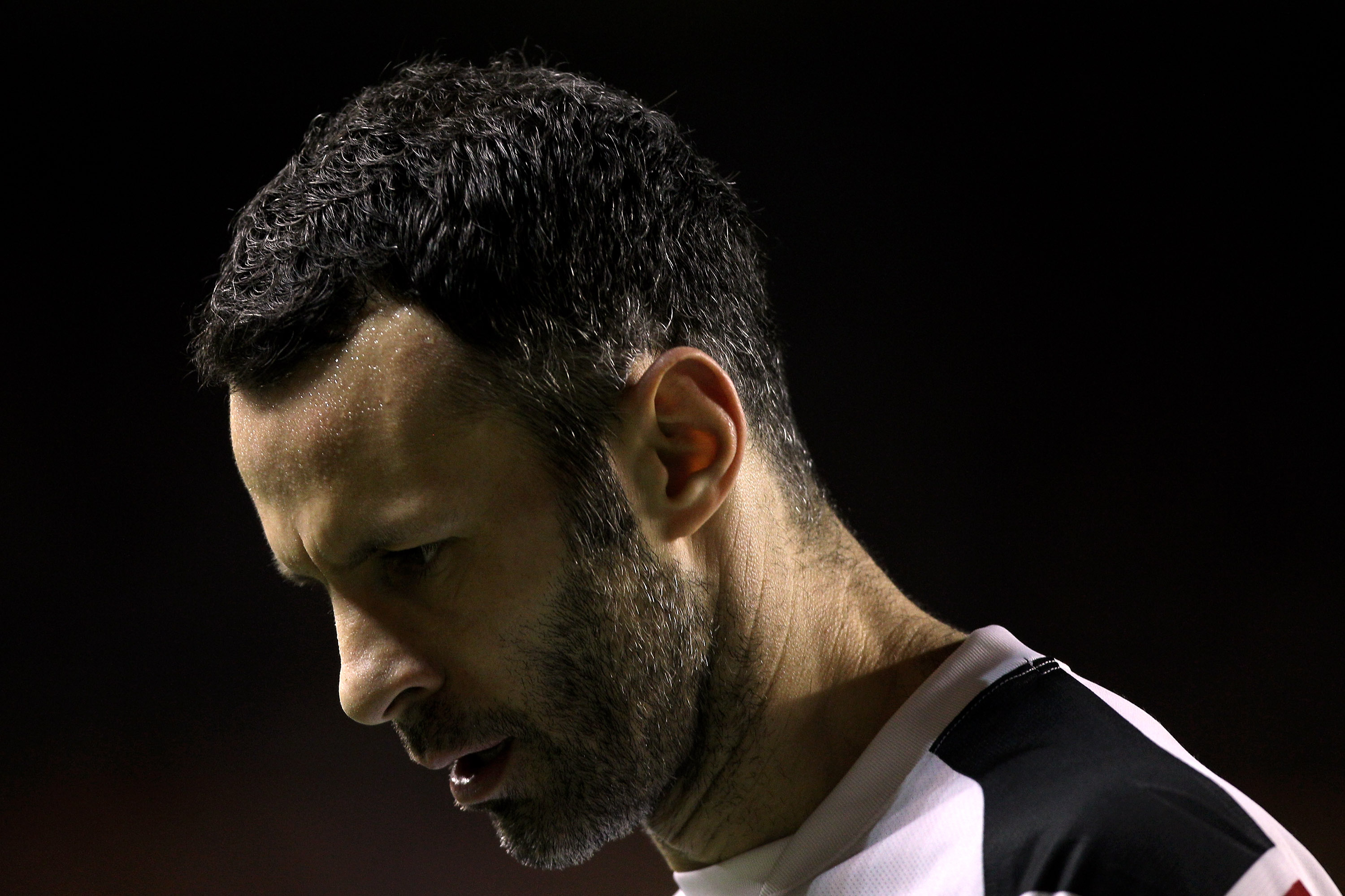 WOLVERHAMPTON, ENGLAND - FEBRUARY 05:  Ryan Giggs of Manchester United reacts during the Barclays Premier League match between Wolverhampton Wanderers and Manchester United at Molineux on February 5, 2011 in Wolverhampton, England.  (Photo by Michael Stee