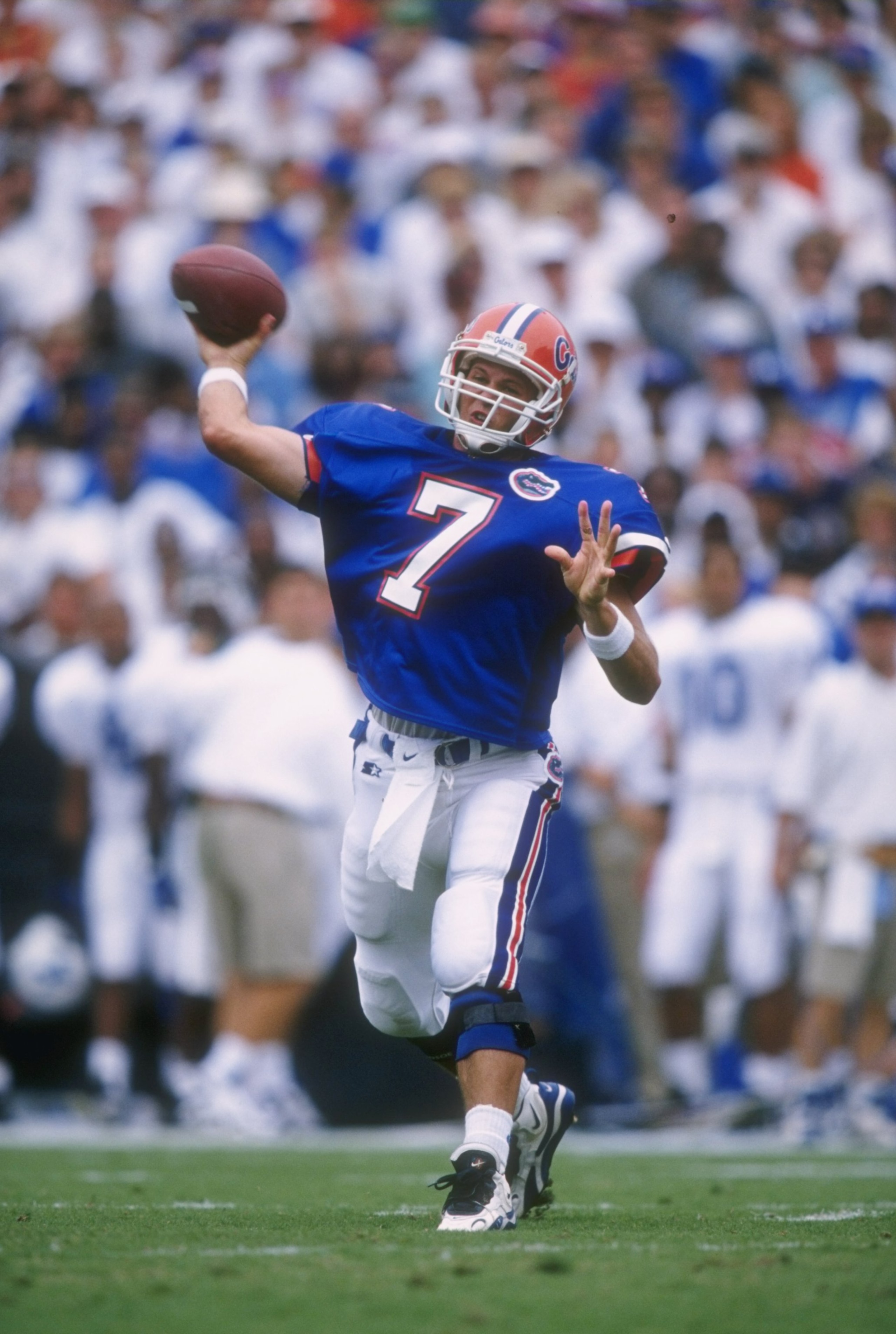28 Sep 1996: Quarterback Danny Weurffel #7 of the Florida Gators looks down field at an open receiver as he sets his feet to throw a pass during a play in the Gators 65-0 victory over the Kentucky Wildcats at Florida Field in Gainesville, Florida. Mandato 28 Sep 1996: Quarterback Danny Weurffel #7 of the Florida Gators looks down field at an open receiver as he sets his feet to throw a pass during a play in the Gators 65-0 victory over the Kentucky Wildcats at Florida Field in Gainesville, Florida. Mandato