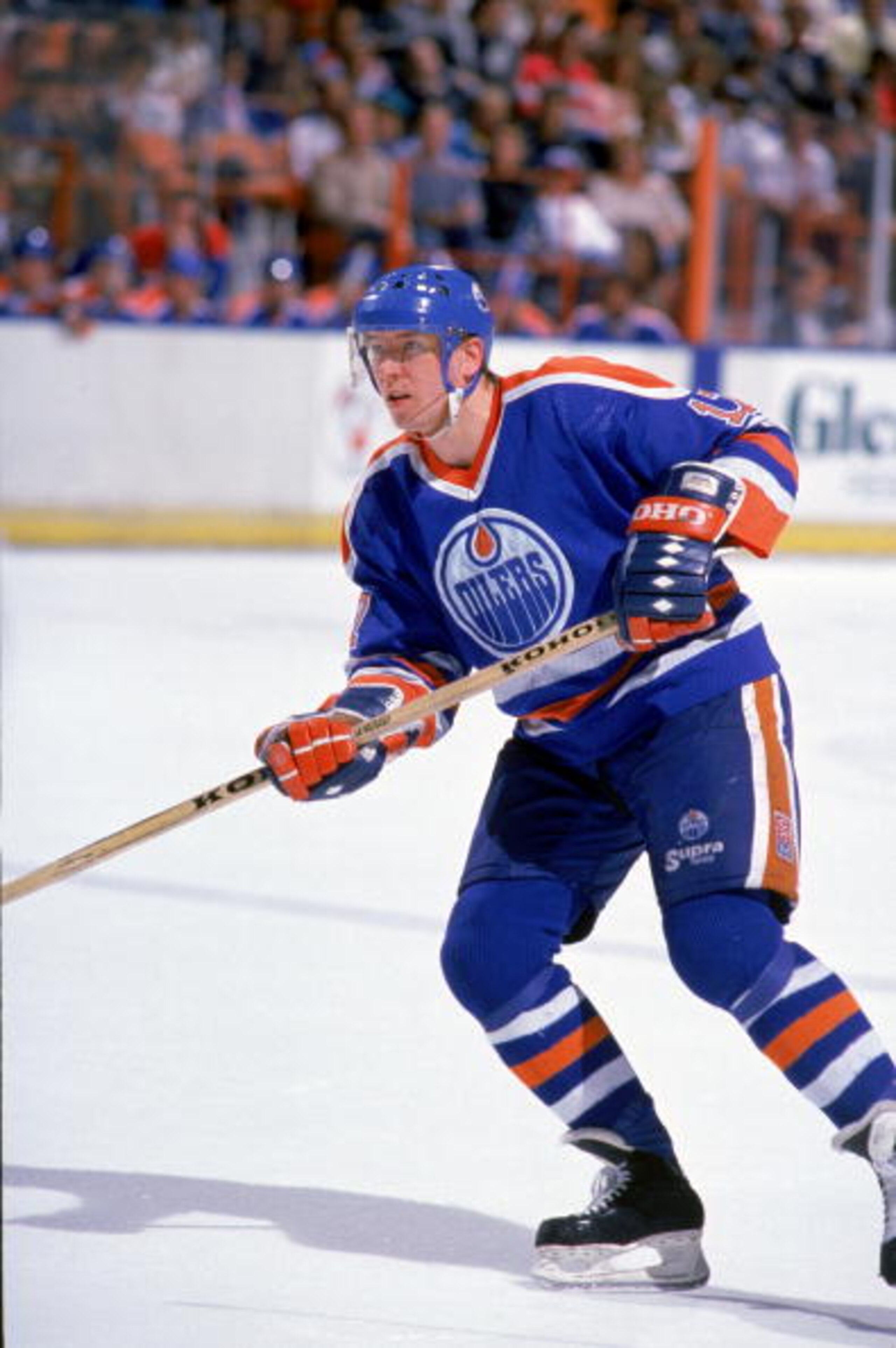INGLEWOOD, CA - 1988:  Right wing Jari Kurri #17 of the Edmonton Oilers moves against the Los Angeles Kings during the 1988-89 season at the Great Western Forum in Inglewood, California.  (Photo by Mike Powell/Getty Images)