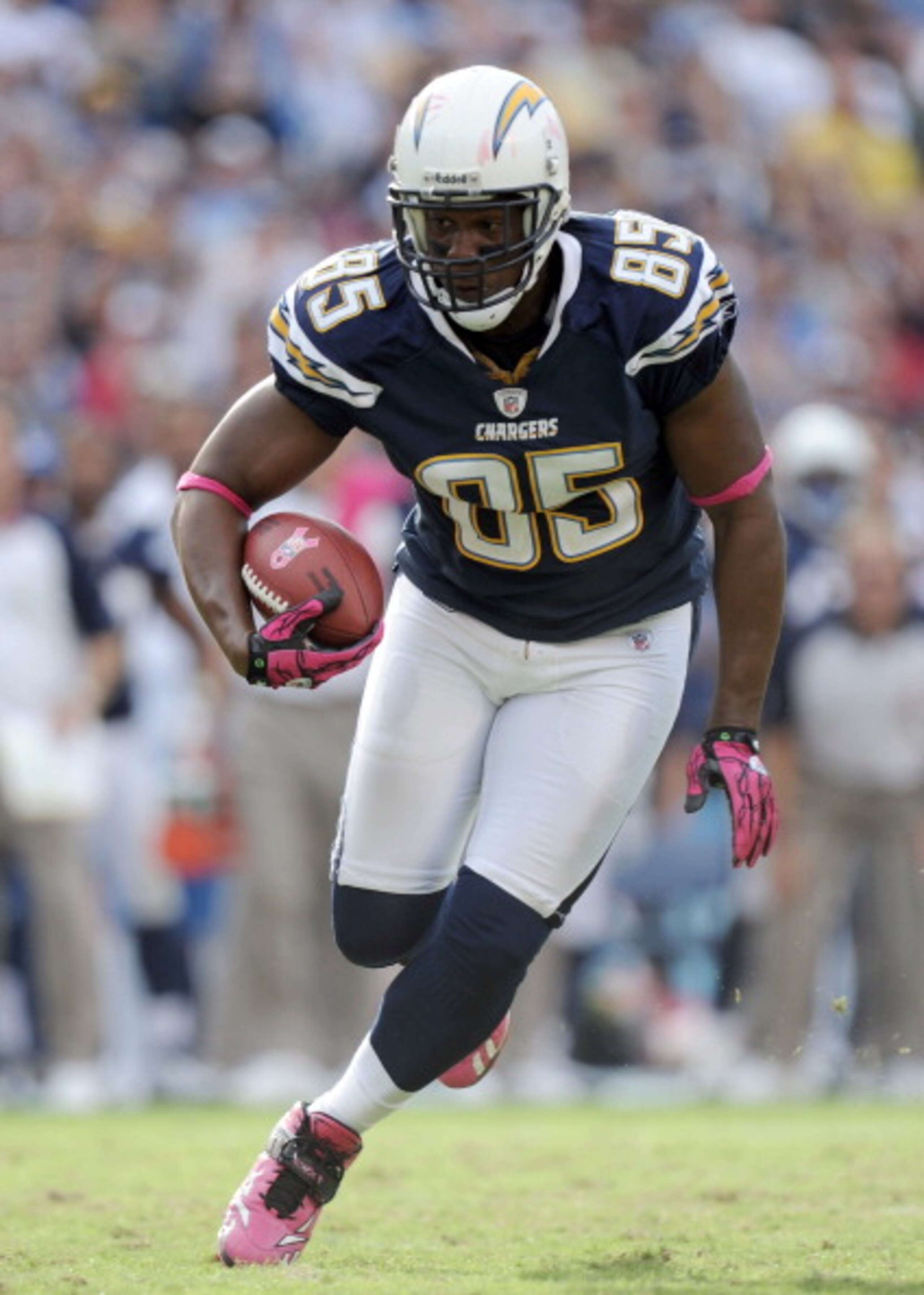 SAN DIEGO - OCTOBER 24:  Antonio Gates #85 of the San Diego Chargers runs after his catch against the New England Patriots at Qualcomm Stadium on October 24, 2010 in San Diego, California.  (Photo by Harry How/Getty Images)