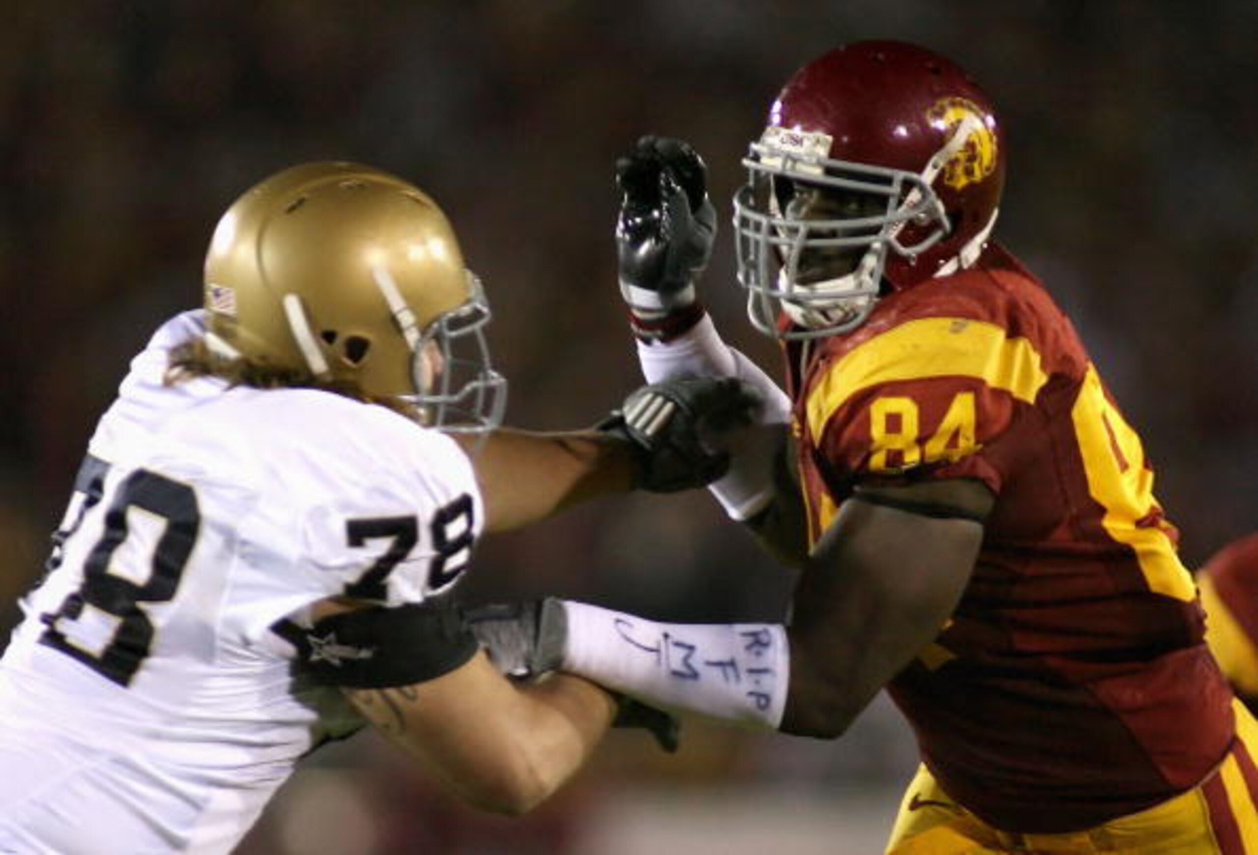 LOS ANGELES, CA - NOVEMBER 29:  Kyle Moore #84 of the USC Trojans rushes in against Trevor Robinson #78 of the Notre Dame Fighting Irish during the game at Los Angeles Memorial Coliseum on November 29, 2008 in Los Angeles, California. The Trojans defeated