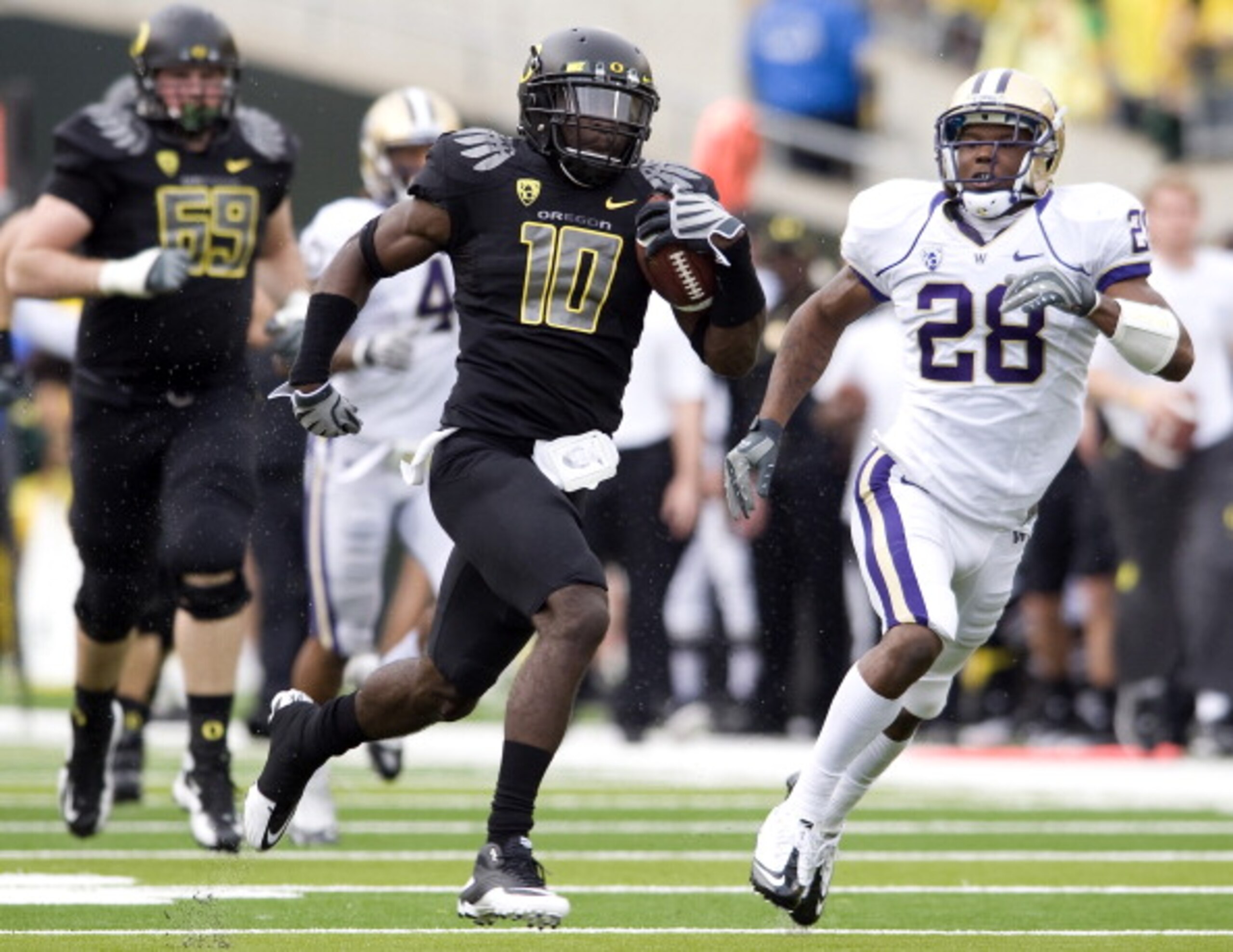 EUGENE, OR - NOVEMBER 06: Wide receiver D.J. Davis #10 of the Oregon Ducks runs after making a reception as cornerback Quinton Richardson #28 of the Washington Huskies gives chase in the third quarter of the game at Autzen Stadium on November 6, 2010 in E