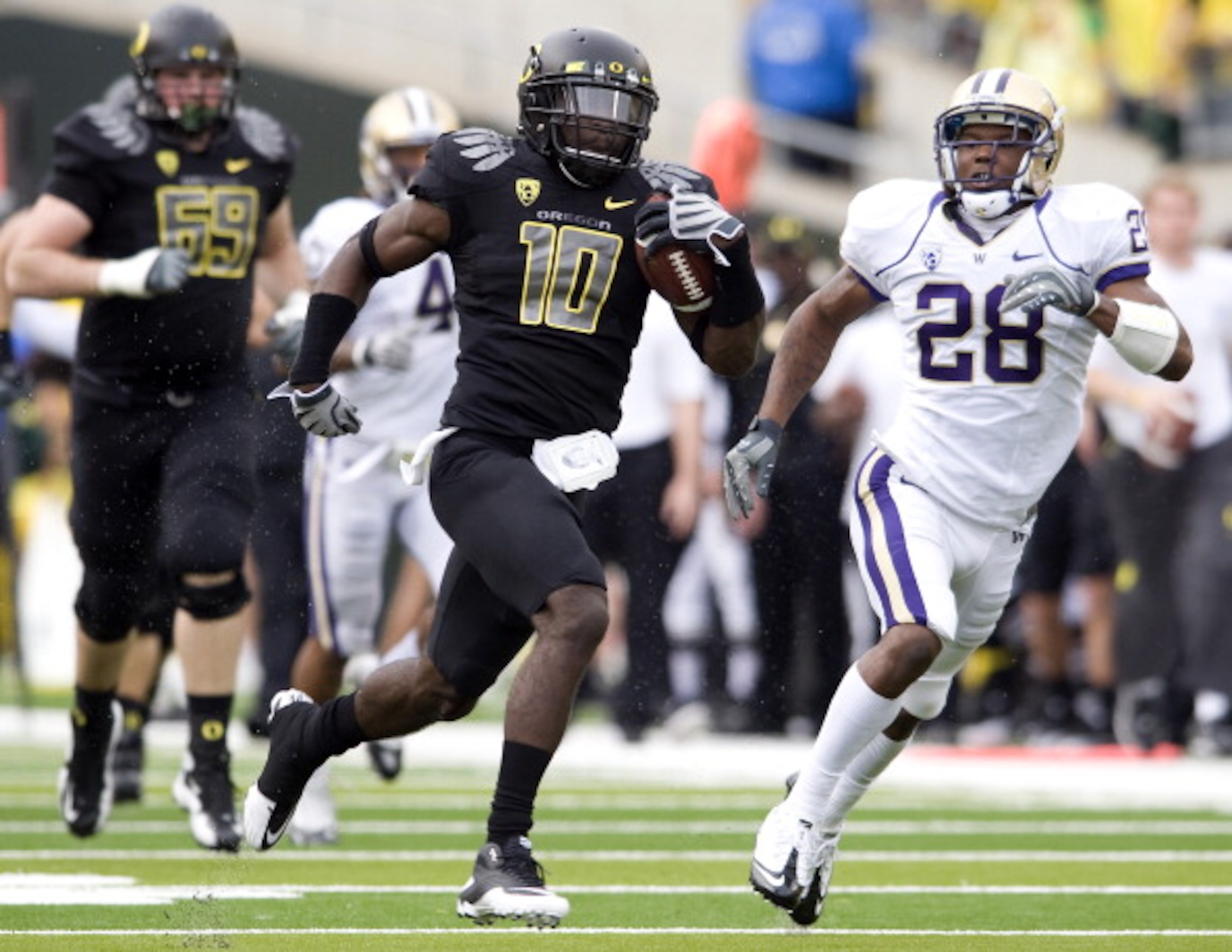 EUGENE, OR - NOVEMBER 06: Wide receiver D.J. Davis #10 of the Oregon Ducks runs after making a reception as cornerback Quinton Richardson #28 of the Washington Huskies gives chase in the third quarter of the game at Autzen Stadium on November 6, 2010 in E
