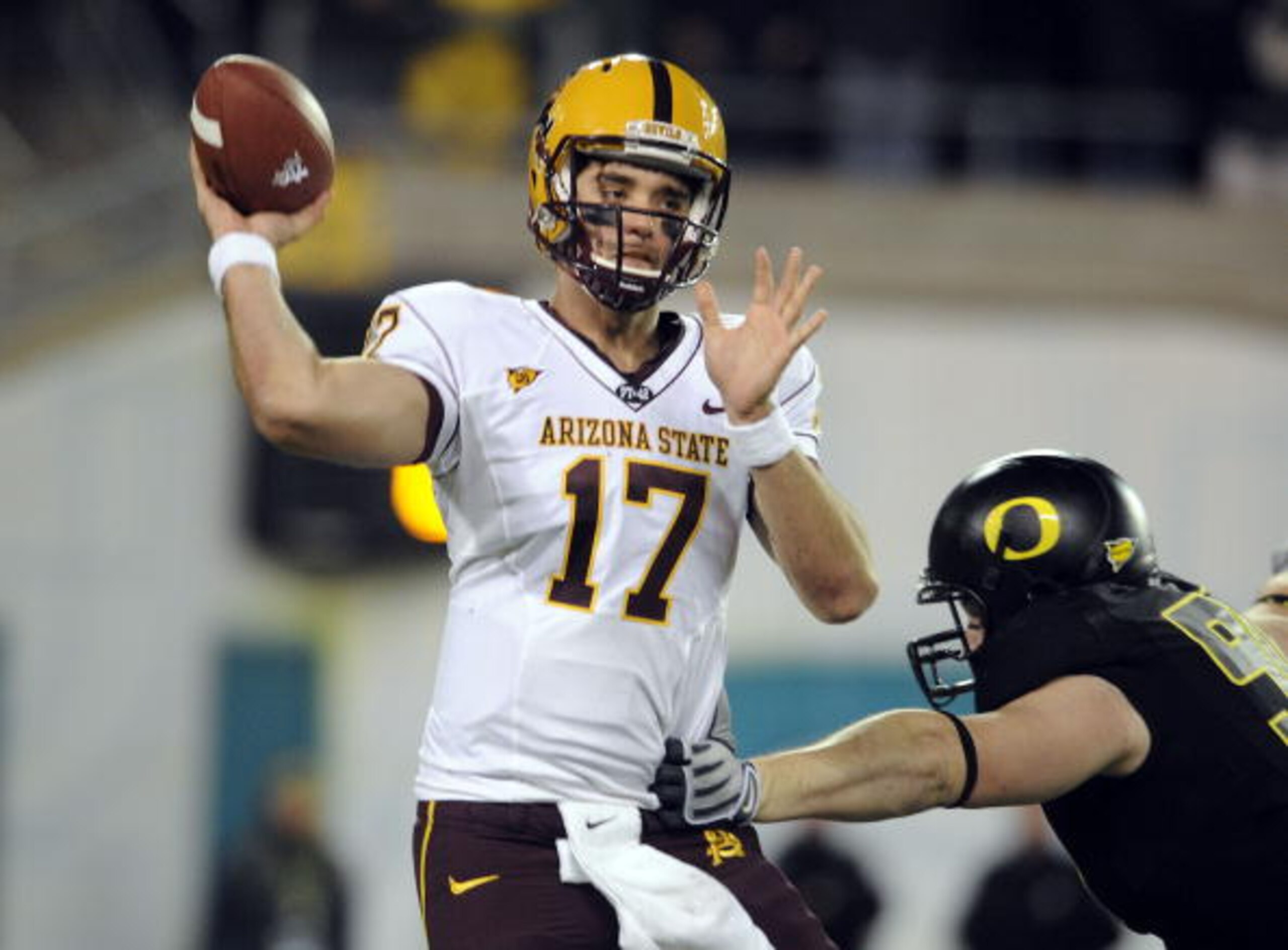 EUGENE,OR - NOVEMBER 14: Quarterback Brock Osweiler #17 of the Arizona State Sun Devils gets off a pass as linebacker Casey Matthews #55 of the Oregon Ducks applies pressure in the second quarter of the game at Autzen Stadium on November 14, 2009 in Eugen