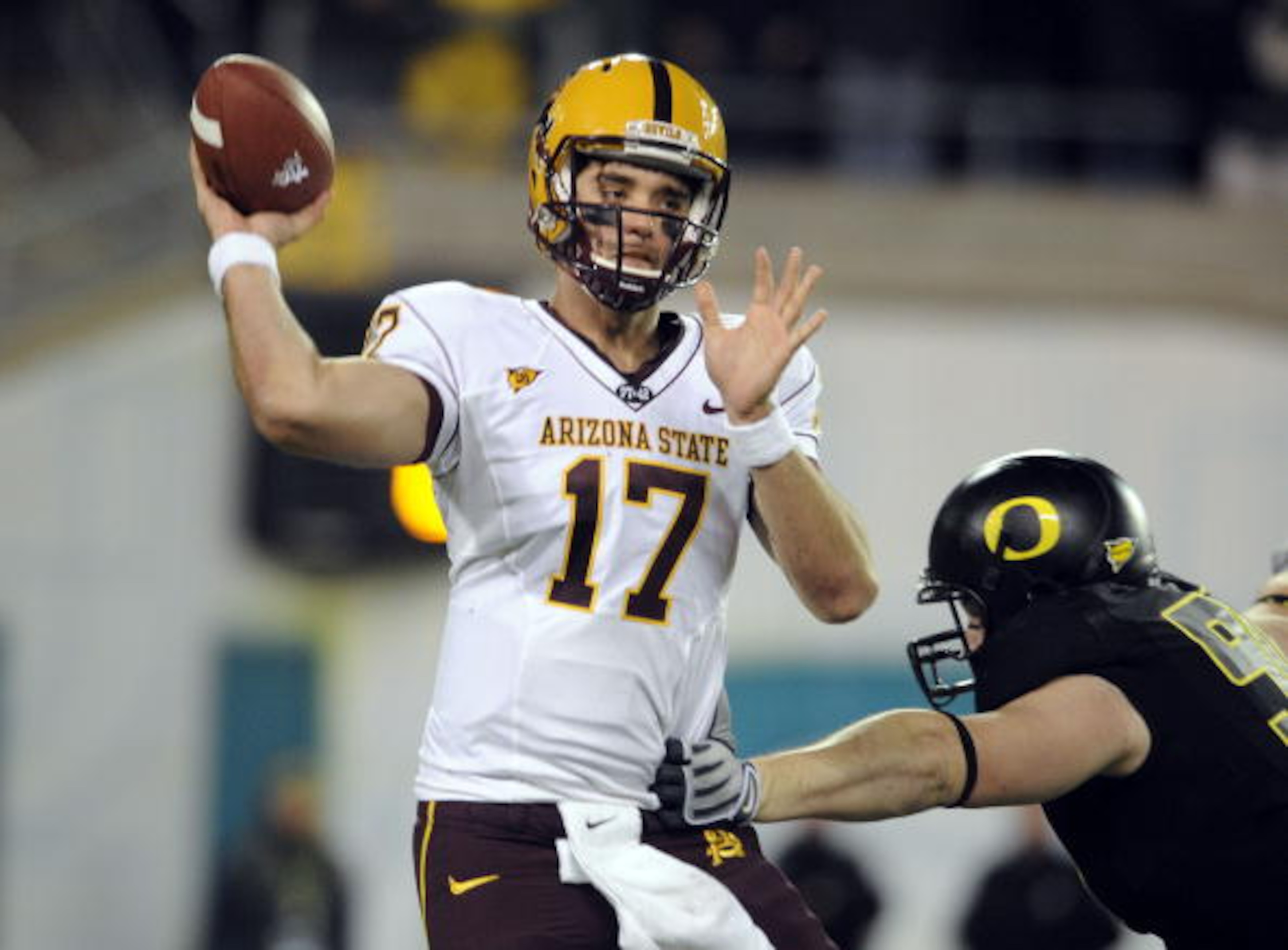 EUGENE,OR - NOVEMBER 14: Quarterback Brock Osweiler #17 of the Arizona State Sun Devils gets off a pass as linebacker Casey Matthews #55 of the Oregon Ducks applies pressure in the second quarter of the game at Autzen Stadium on November 14, 2009 in Eugen