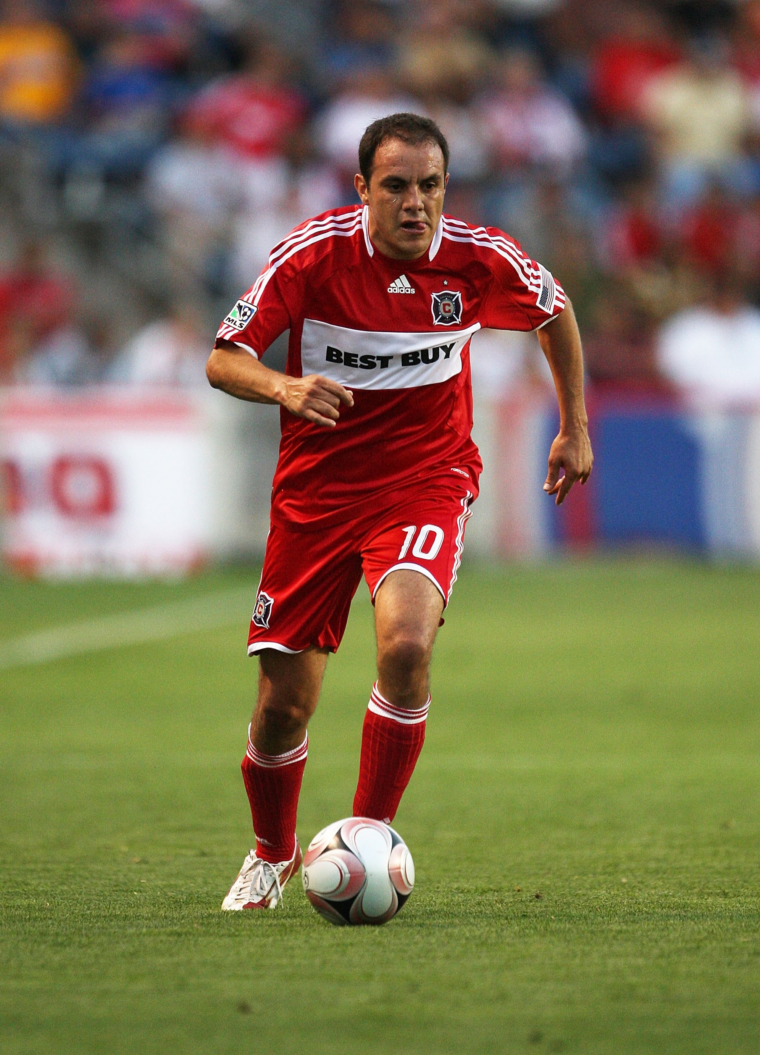 BRIDGEVIEW, IL - AUGUST 05: Cuauhtemoc Blanco #10 of the Chicago Fire controls the ball against Tigres UANL during the SuperLiga 2009 Final on August 5, 2009 at Toyota Park in Bridgeview, Illinois. Tigres UANL defeated the Fire 1-1 (4-3) in a shoot out.