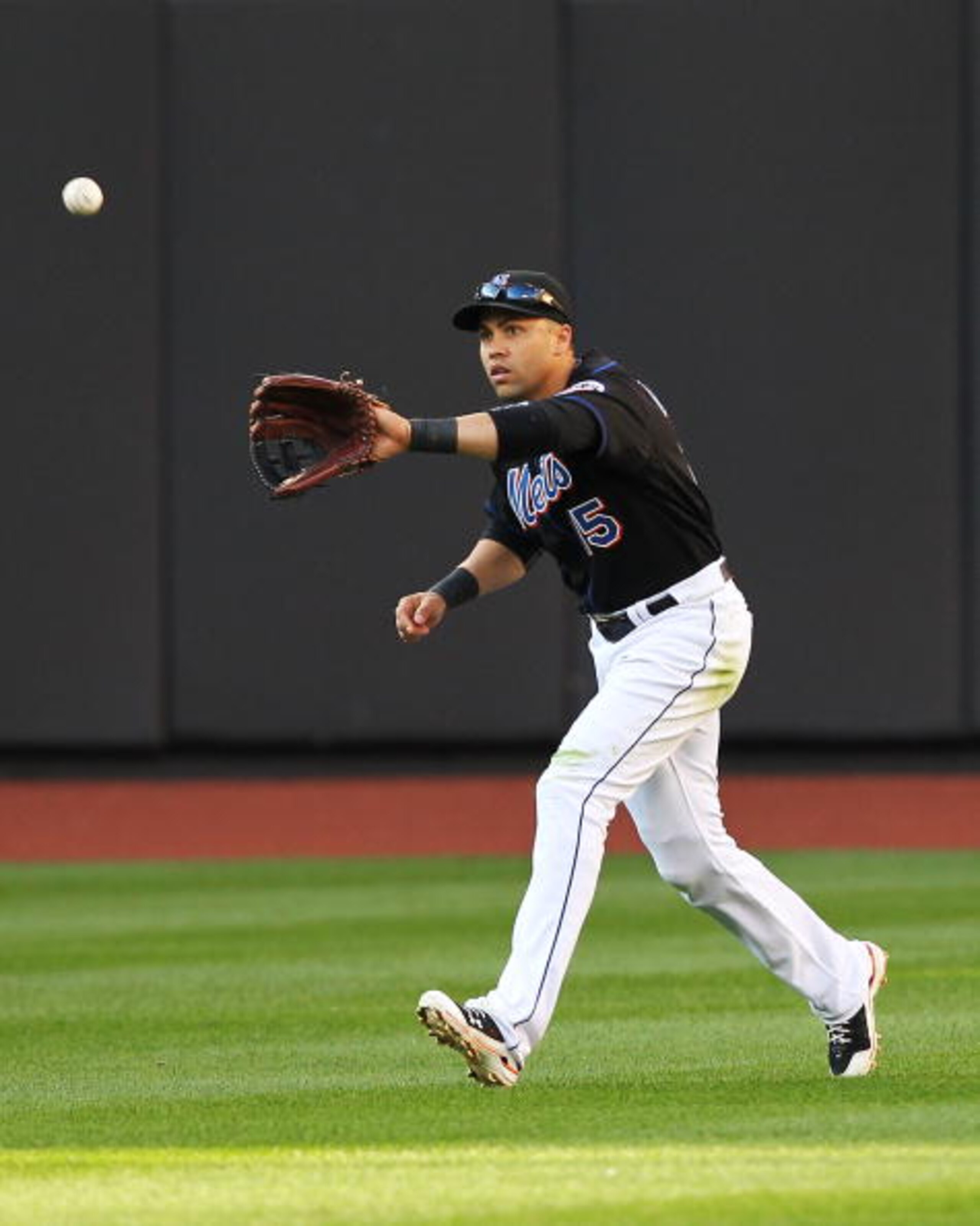 NEW YORK - SEPTEMBER 18:  Carlos Beltran #15 of the New York Mets in action against the Atlanta Braves during their game on September 18, 2010 at Citi Field in the Flushing neighborhood of the Queens borough of New York City.  (Photo by Al Bello/Getty Ima