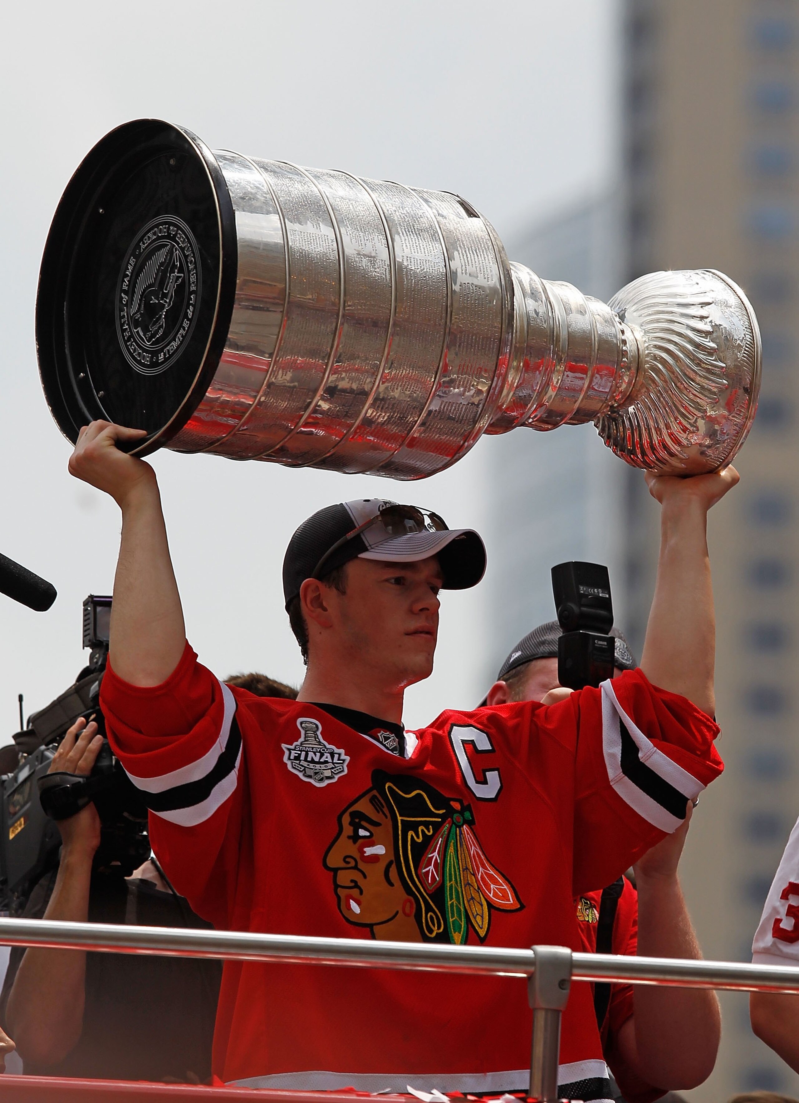 CHICAGO - JUNE 11: Jonathan Toews #19 holds up the Stanley Cup trophy during the Chicago Blackhawks Stanley Cup victory parade and rally on June 11, 2010 in Chicago, Illinois. (Photo by Jonathan Daniel/Getty Images)