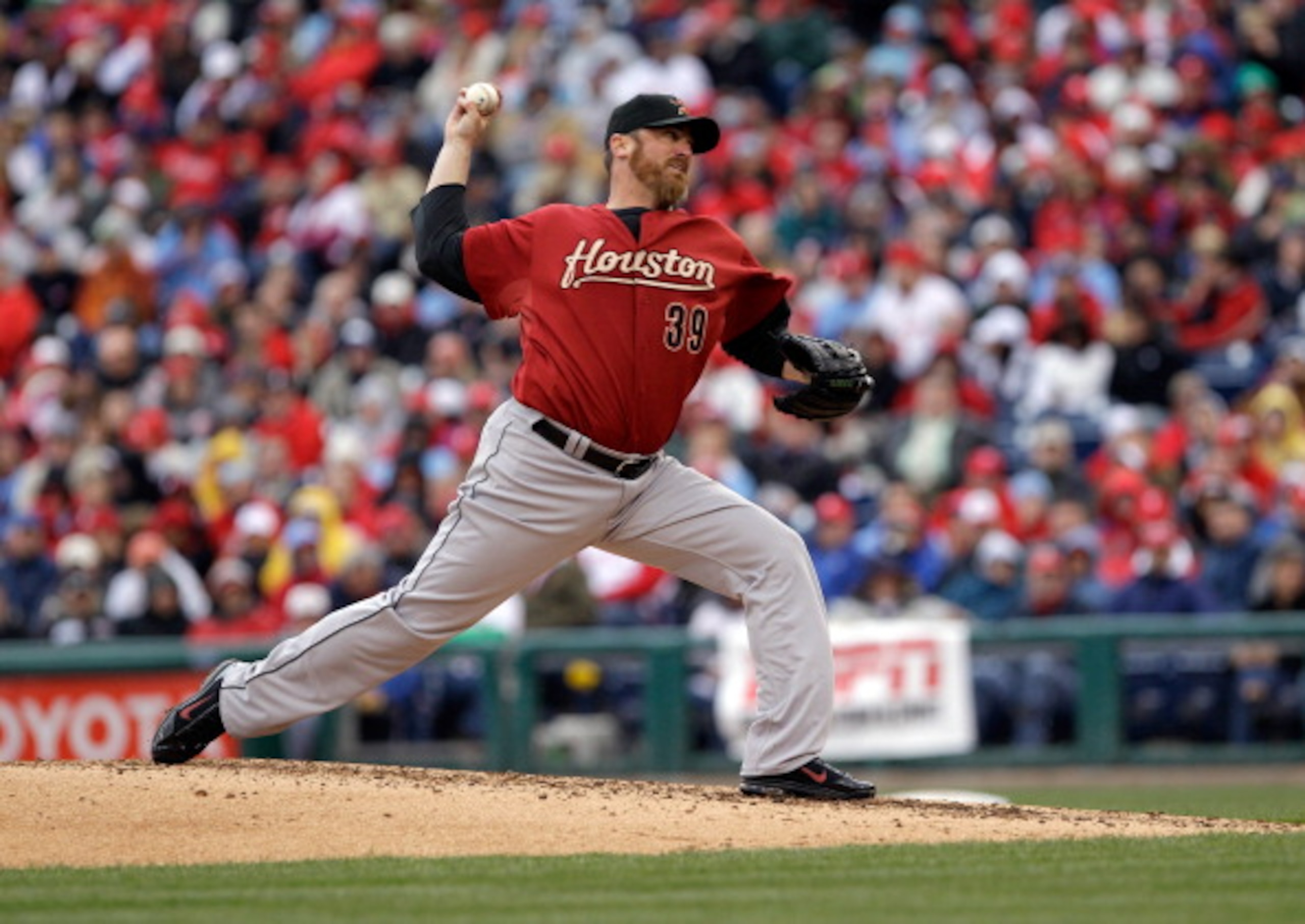 PHILADELPHIA, PA - APRIL 01: Brett Myers #39 of the Houston Astros delivers to a Philadelphia Phillies batter during the sixth inning at Citizens Bank Park on April 1, 2011 in Philadelphia, Pennsylvania.  (Photo by Rob Carr/Getty Images)
