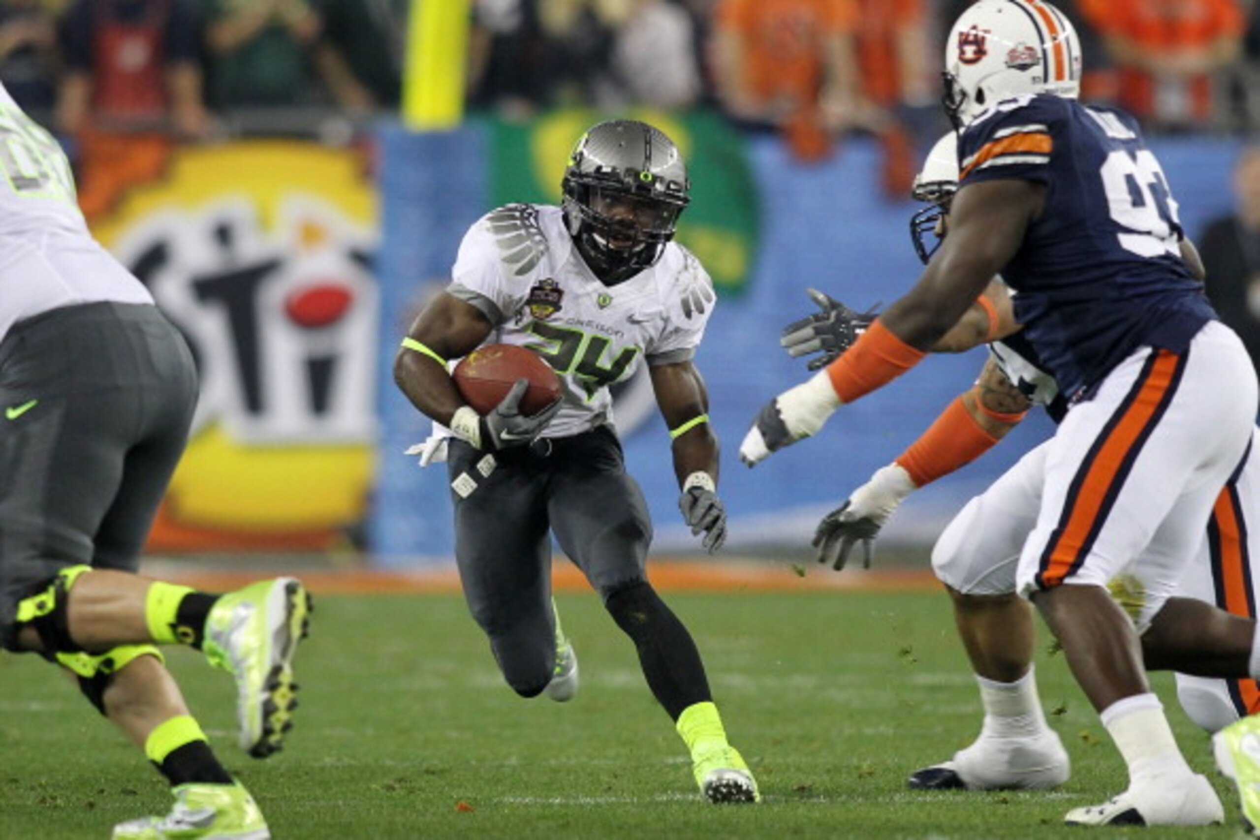 GLENDALE, AZ - JANUARY 10:  Kenjon Barner #24 of the Oregon Ducks runs down field against the Auburn Tigers during the Tostitos BCS National Championship Game at University of Phoenix Stadium on January 10, 2011 in Glendale, Arizona.  (Photo by Jonathan F