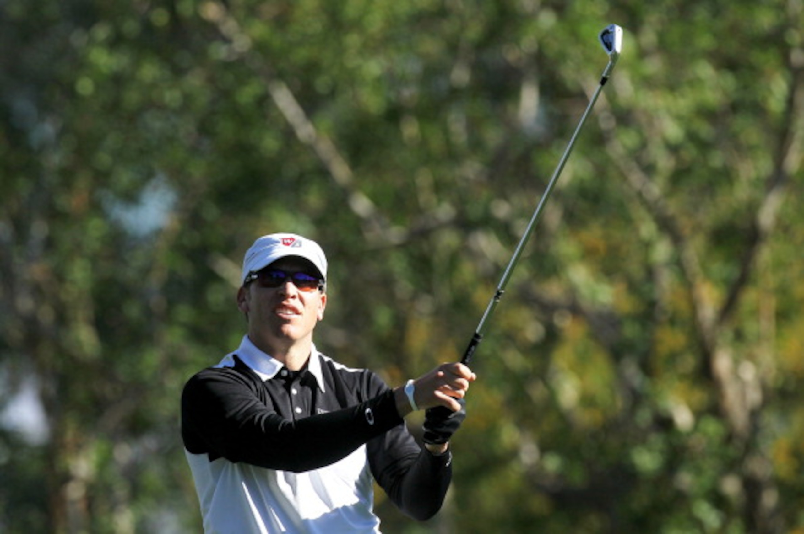 LA QUINTA, CA - JANUARY 20:  Ricky Barnes hits his tee shot on the seventh hole during round two of the Bob Hope Classic at the La Quinta Country Club on January 20, 2011 in La Quinta, California.  (Photo by Stephen Dunn/Getty Images)