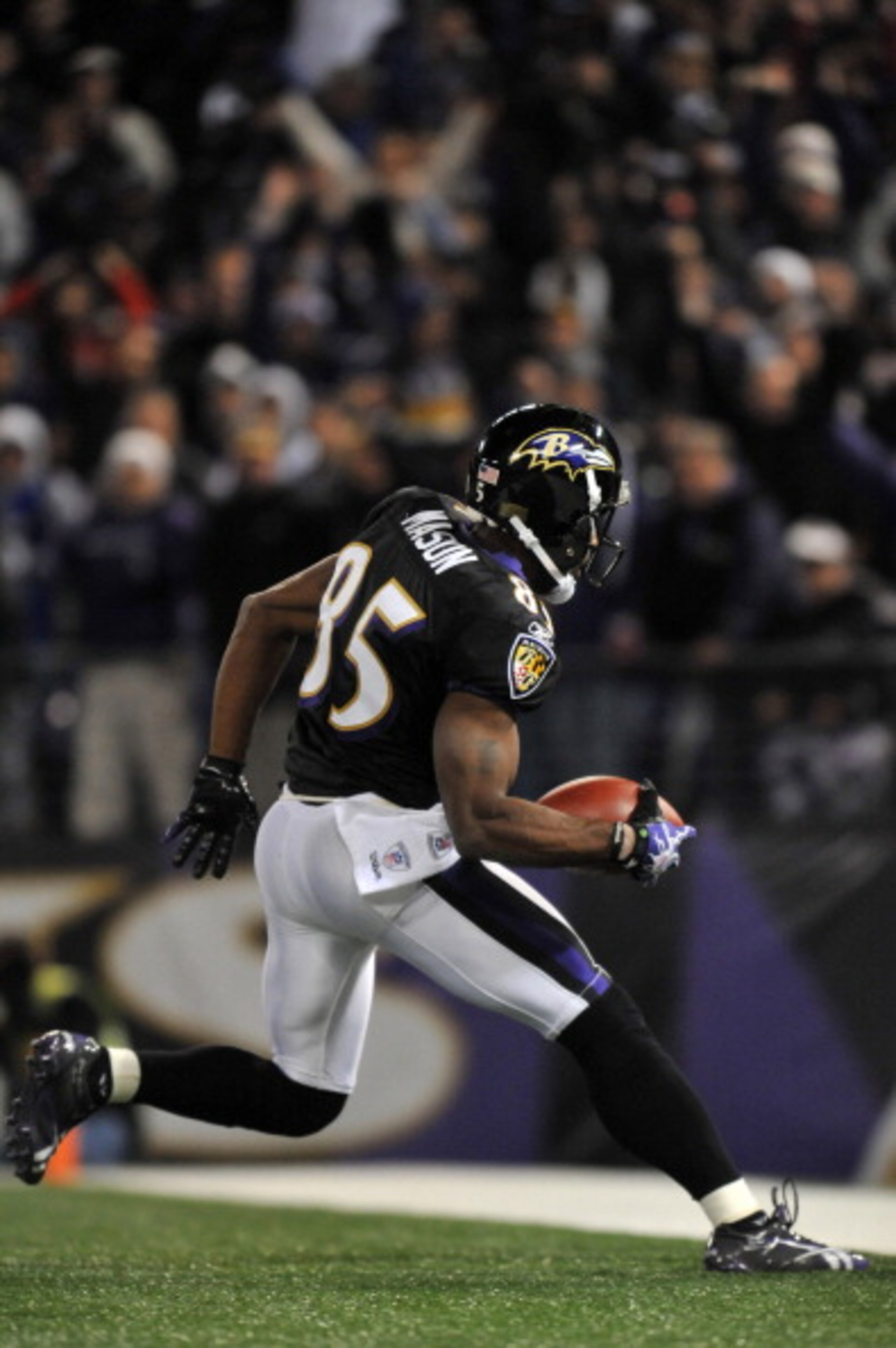 BALTIMORE, MD - NOVEMBER 28:  Derrick Mason #85 of the Baltimore Ravens runs a catch in for a touchown against the Tampa Bay Buccaneers at M&T Bank Stadium on November 28, 2010 in Baltimore, Maryland. The Ravens lead the Buccaneers at the half 17-3. (Phot