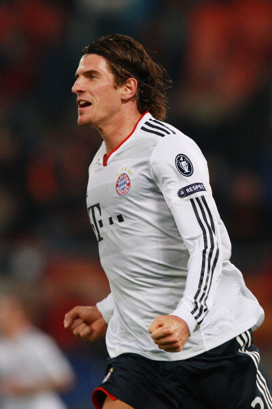ROME - NOVEMBER 23:  Mario Gomez of  FC Bayern Muenchen celebrates after scoring the second goal during the UEFA Champions League Group E match between AS Roma and FC Bayern Muenchen at Stadio Olimpico on November 23, 2010 in Rome, Italy.  (Photo by Paolo